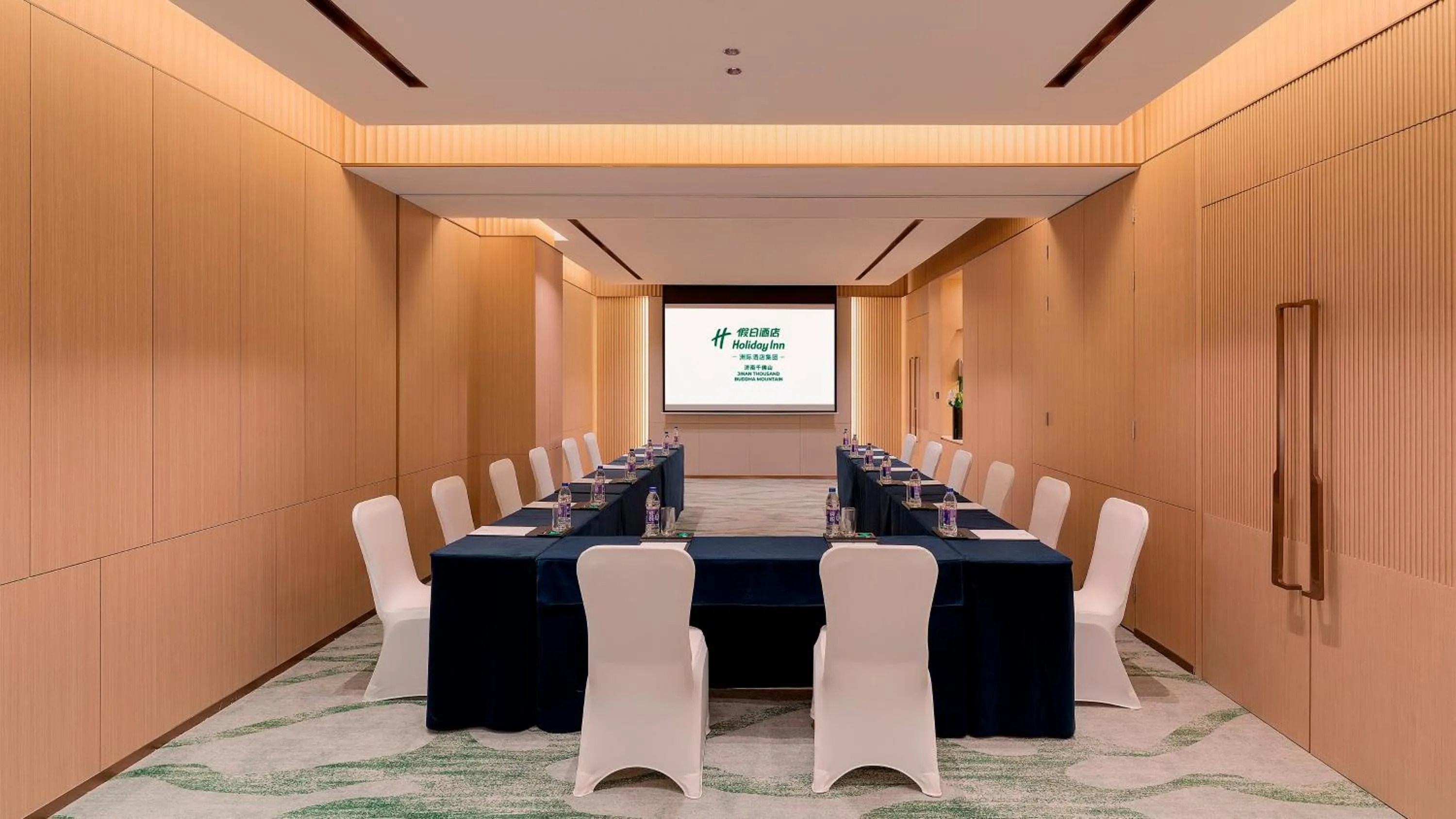 Meeting/conference room in Holiday Inn Jinan Thousand Buddha Mountain by IHG