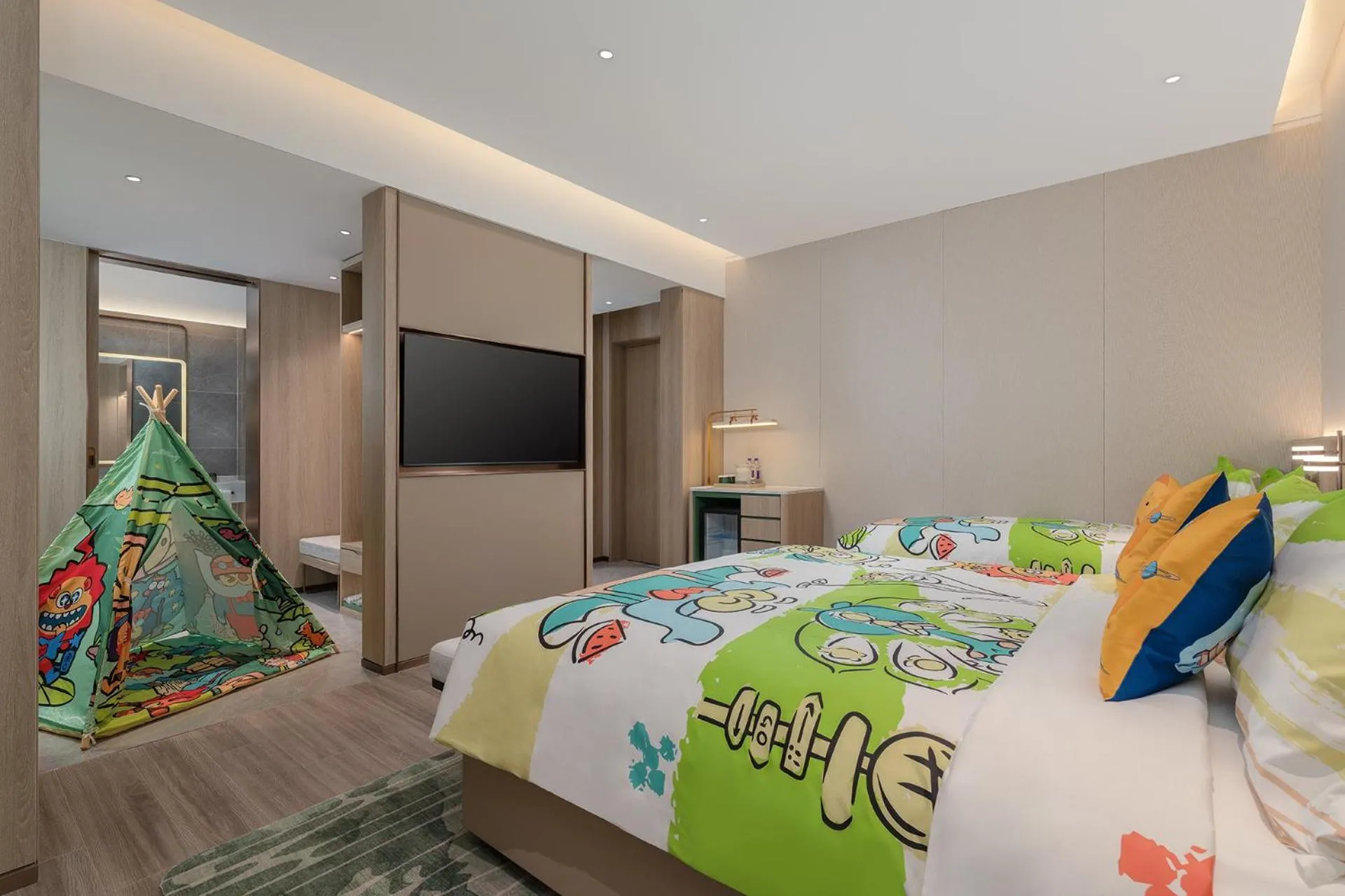 Photo of the whole room, Bed in Holiday Inn Jinan Thousand Buddha Mountain by IHG