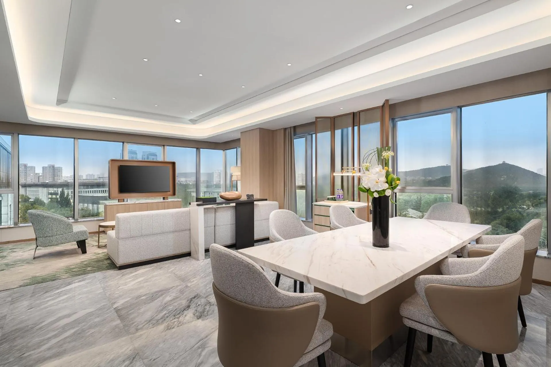 Living room in Holiday Inn Jinan Thousand Buddha Mountain by IHG