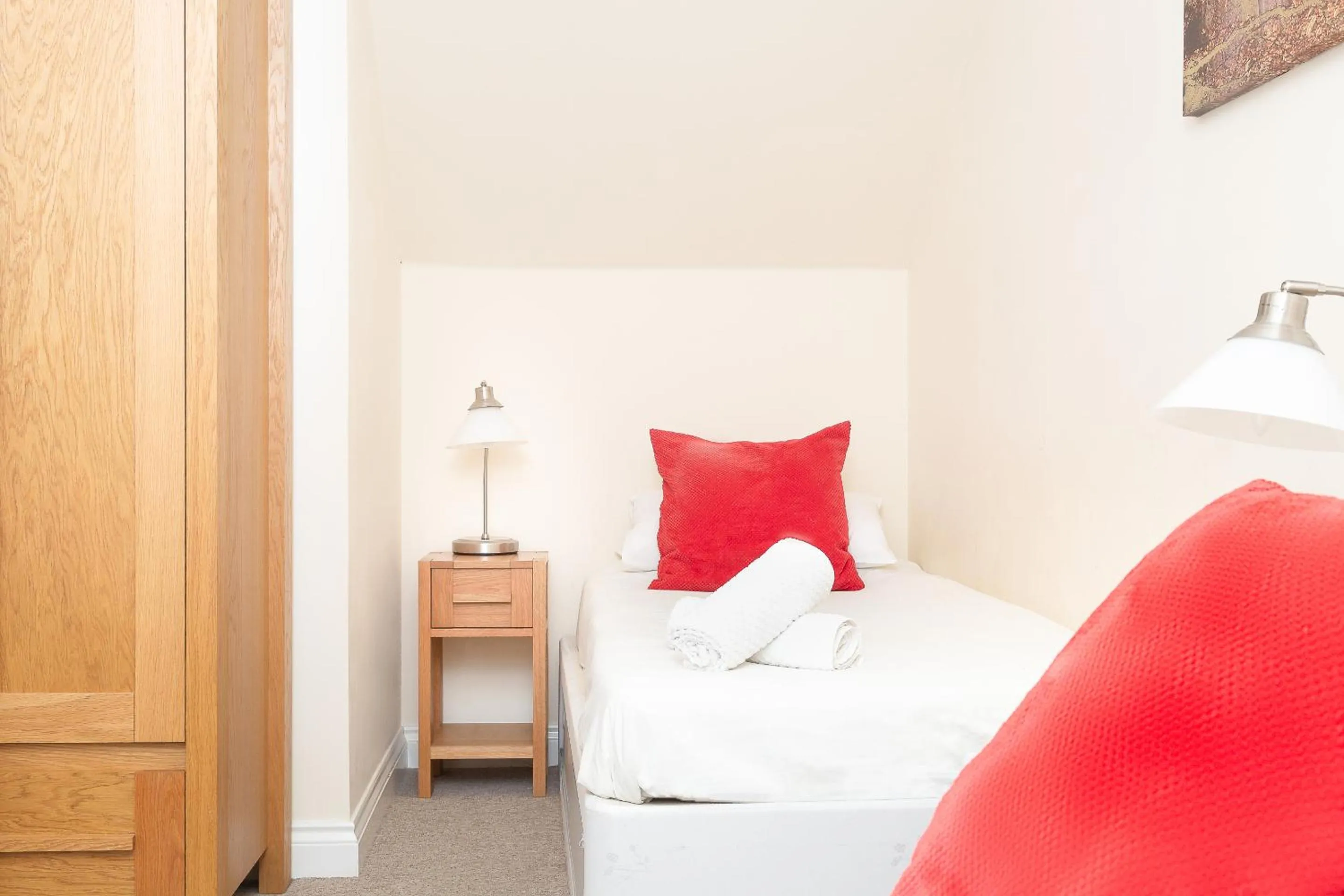 Bedroom, Bed in Bath Breaks Apartments