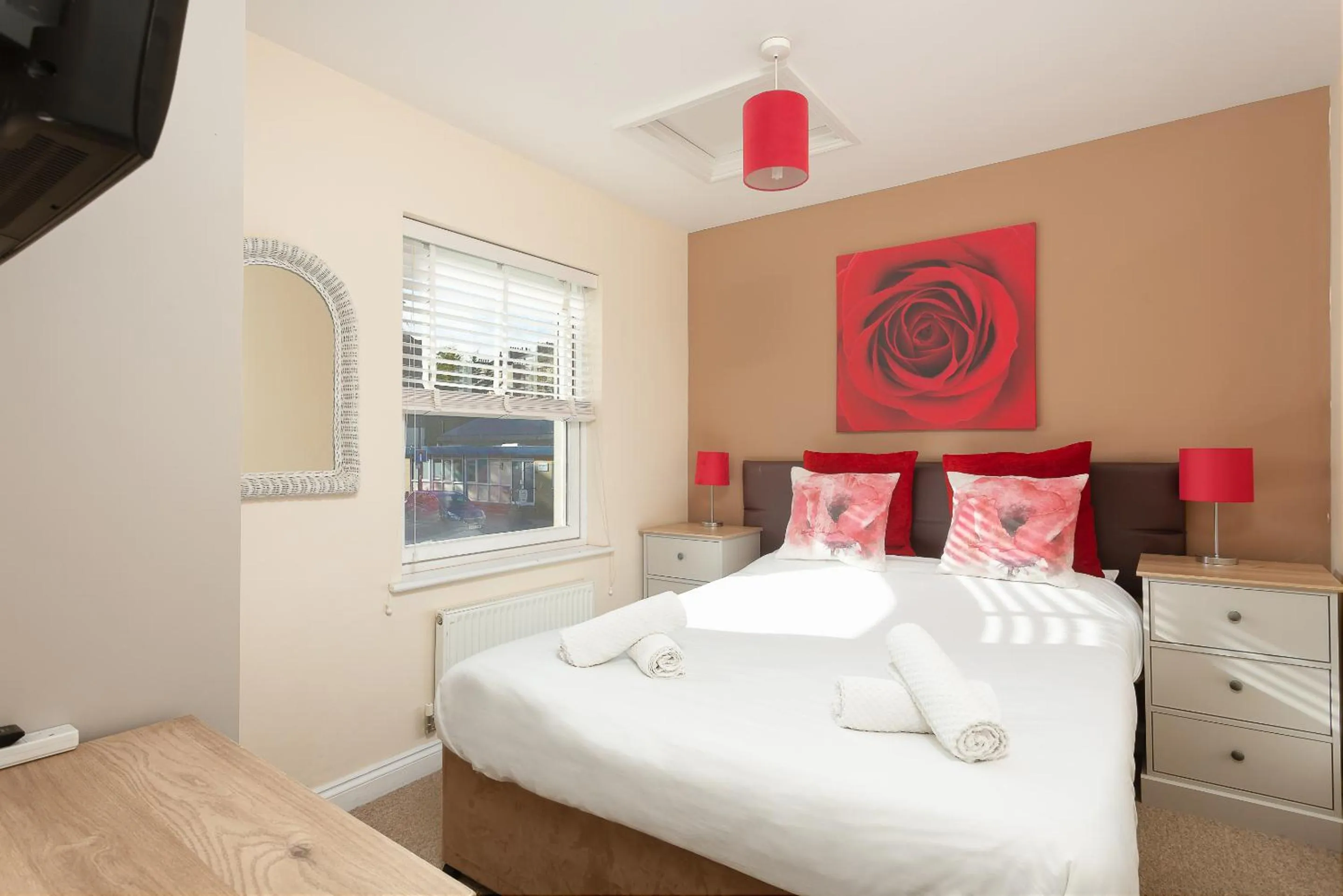 Bedroom, Bed in Bath Breaks Apartments