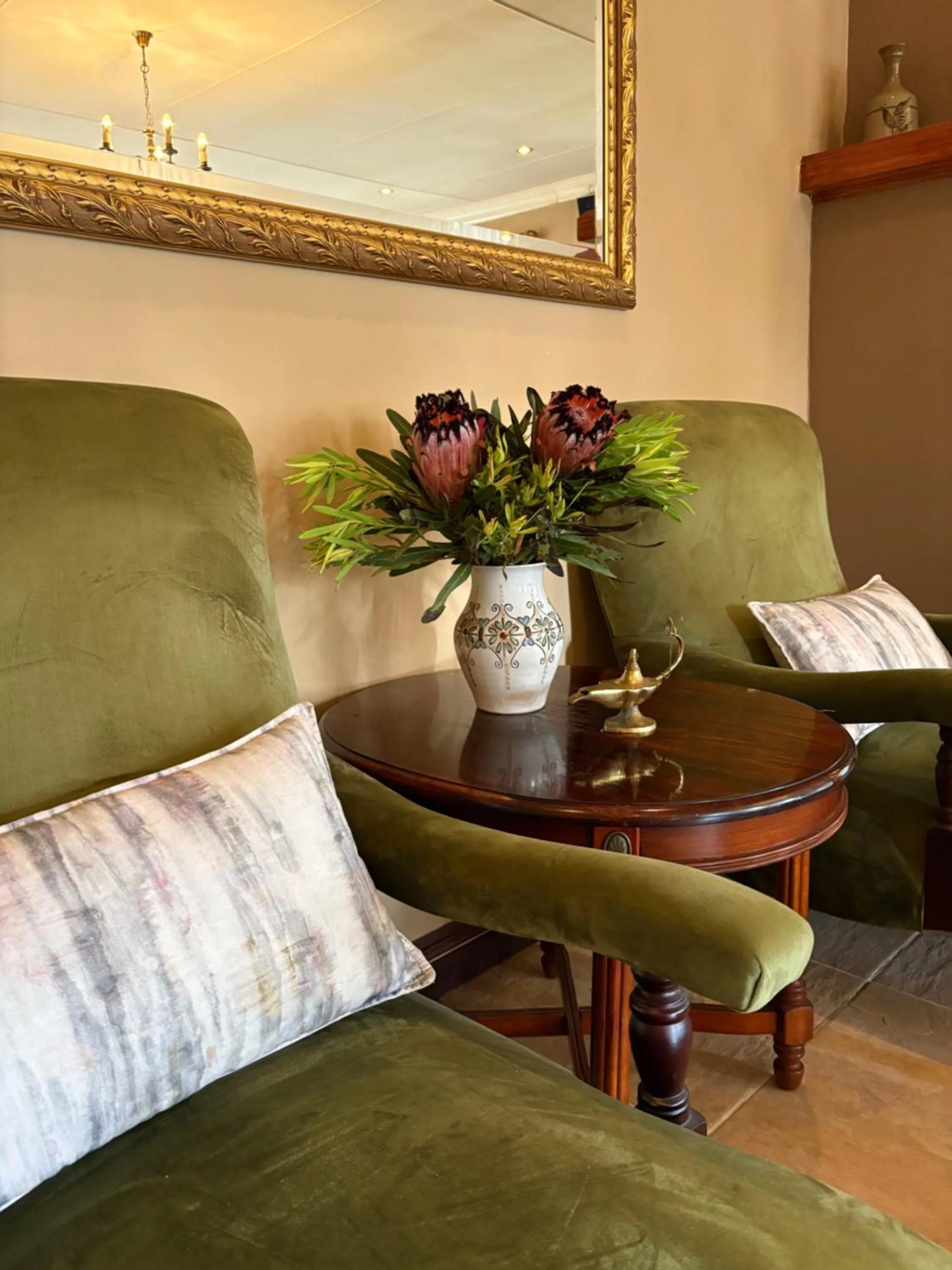 Lounge or bar in Eight Bells Mountain Inn