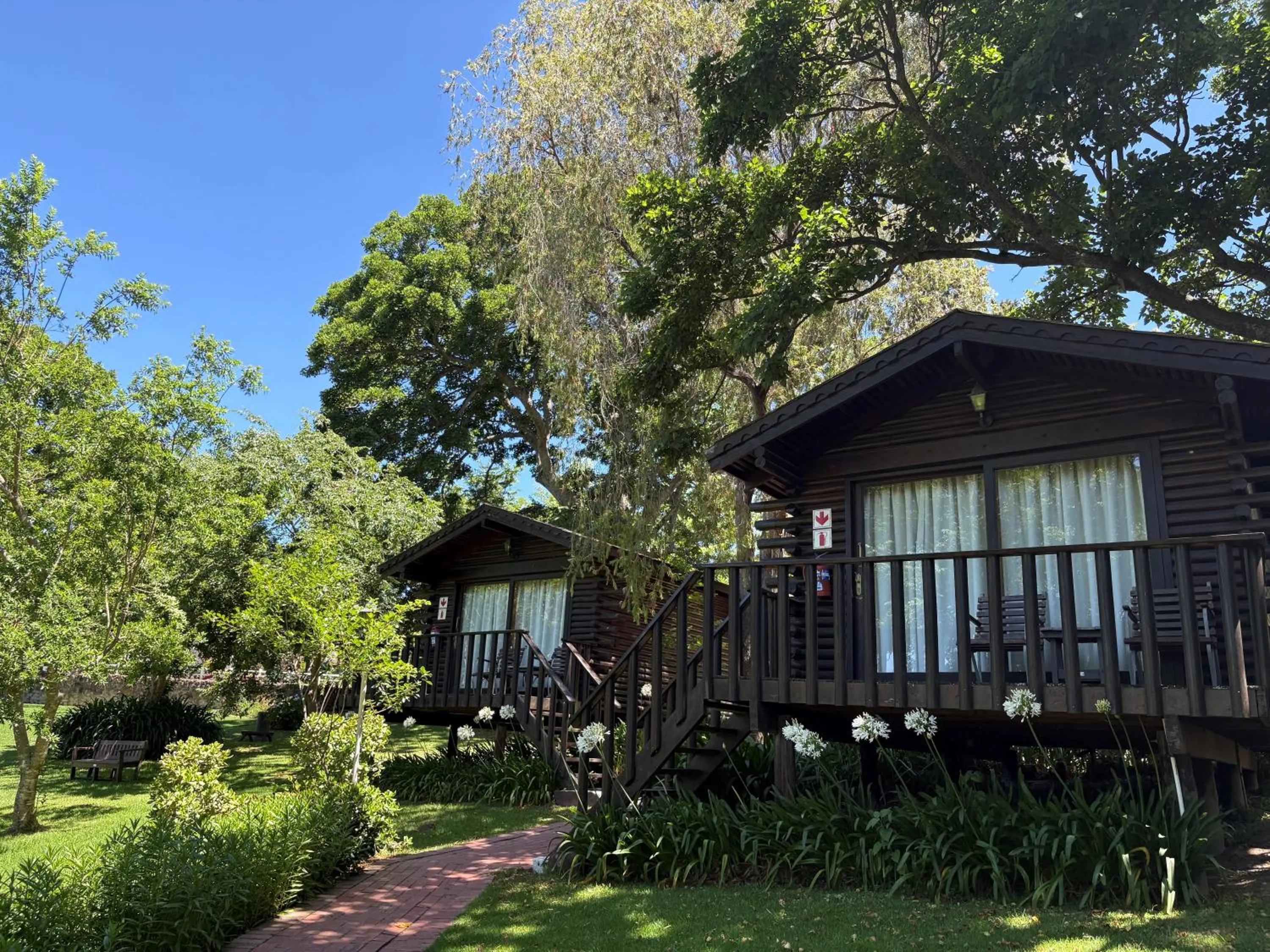 Property building in Eight Bells Mountain Inn