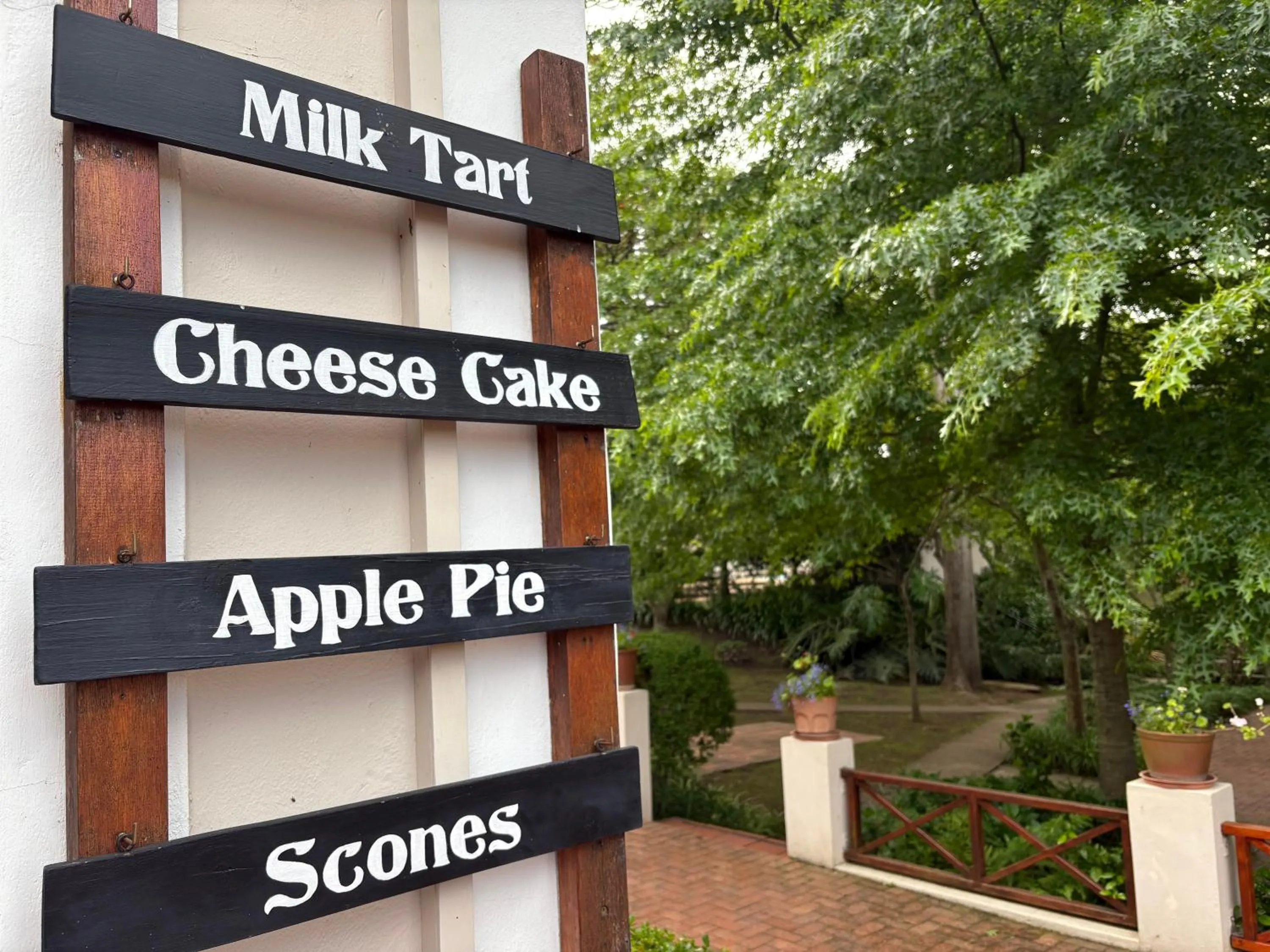 Restaurant/places to eat in Eight Bells Mountain Inn