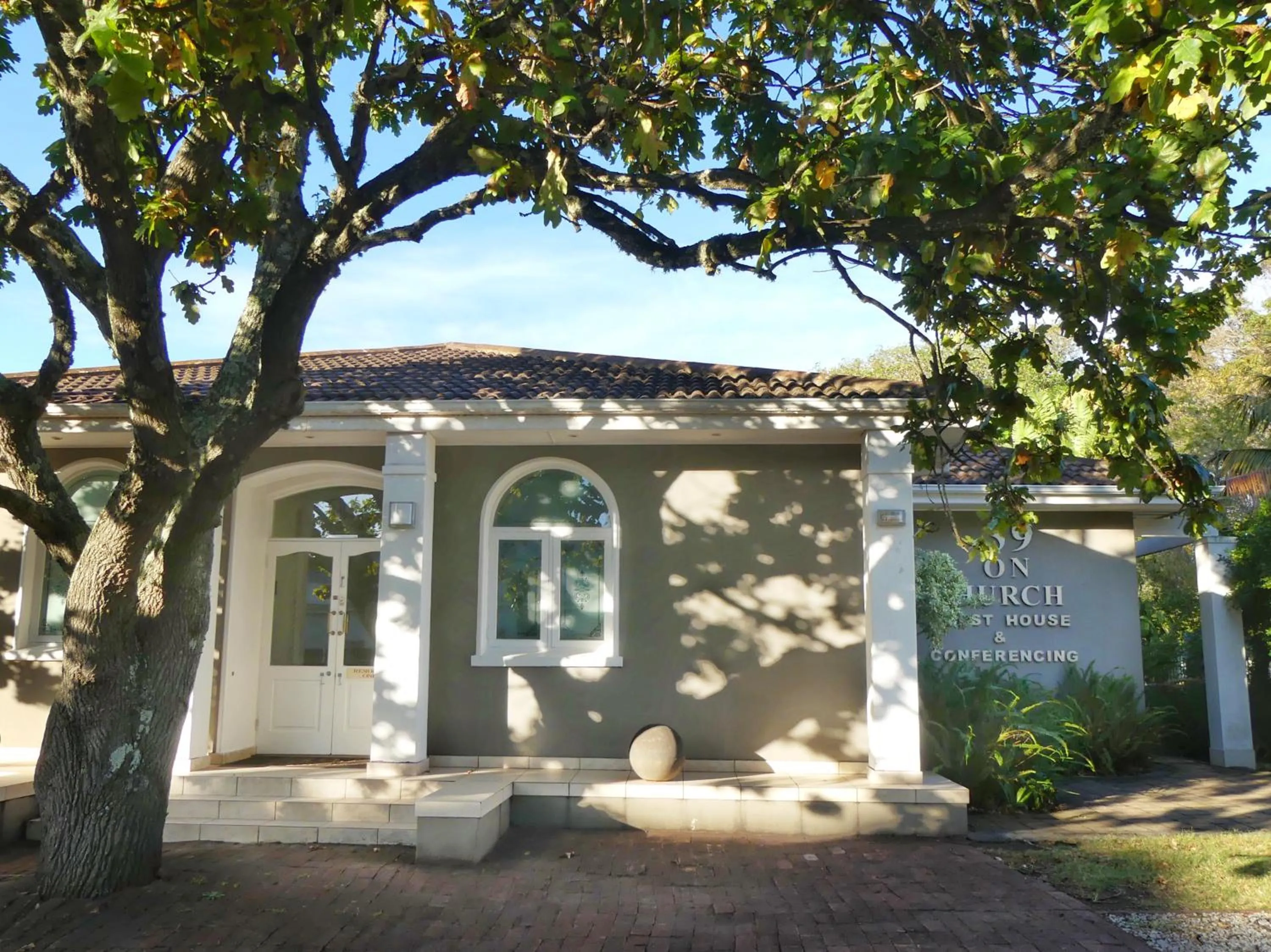 Facade/entrance in 39 on Church