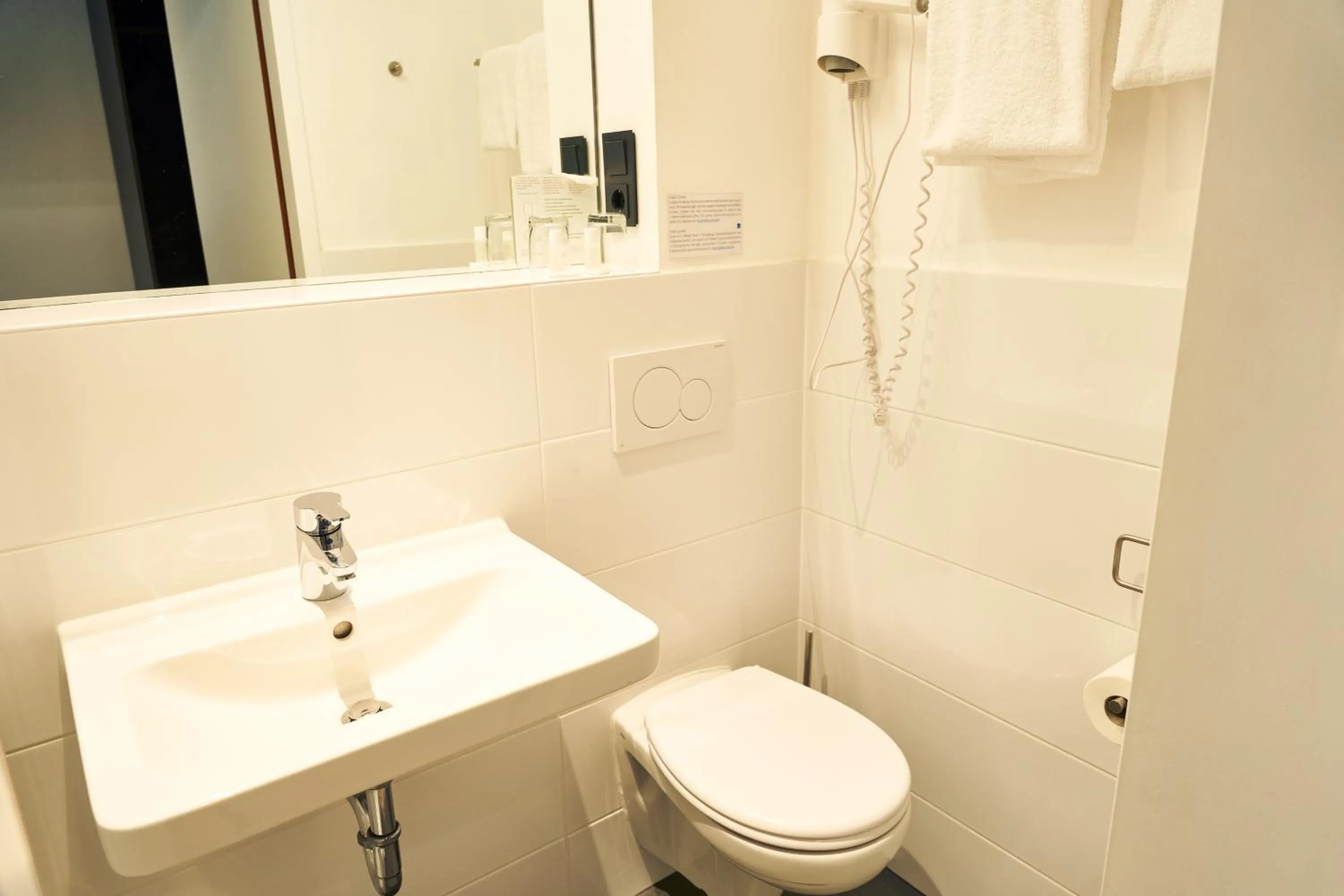 Bathroom in ARRIVEL Hotel Kirchheim - bisher Novitel