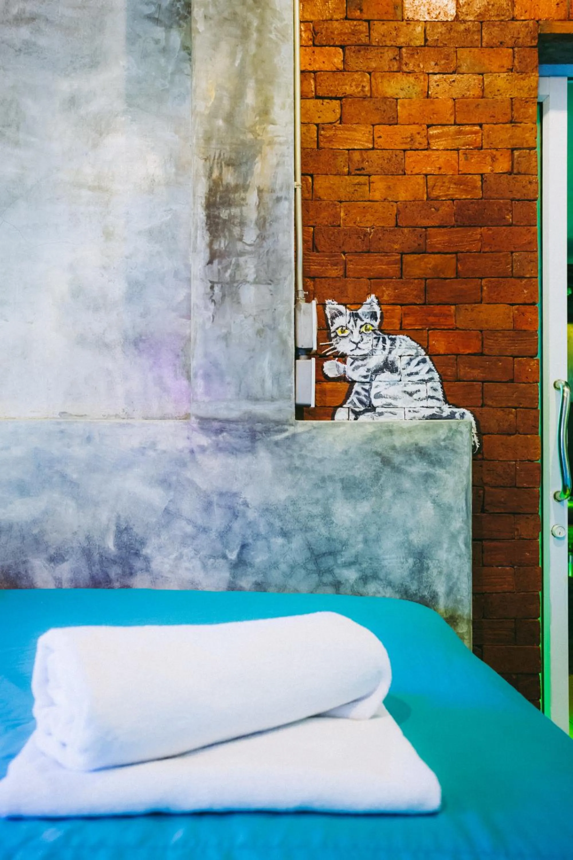 Bed in Sawasdeepai River Resort