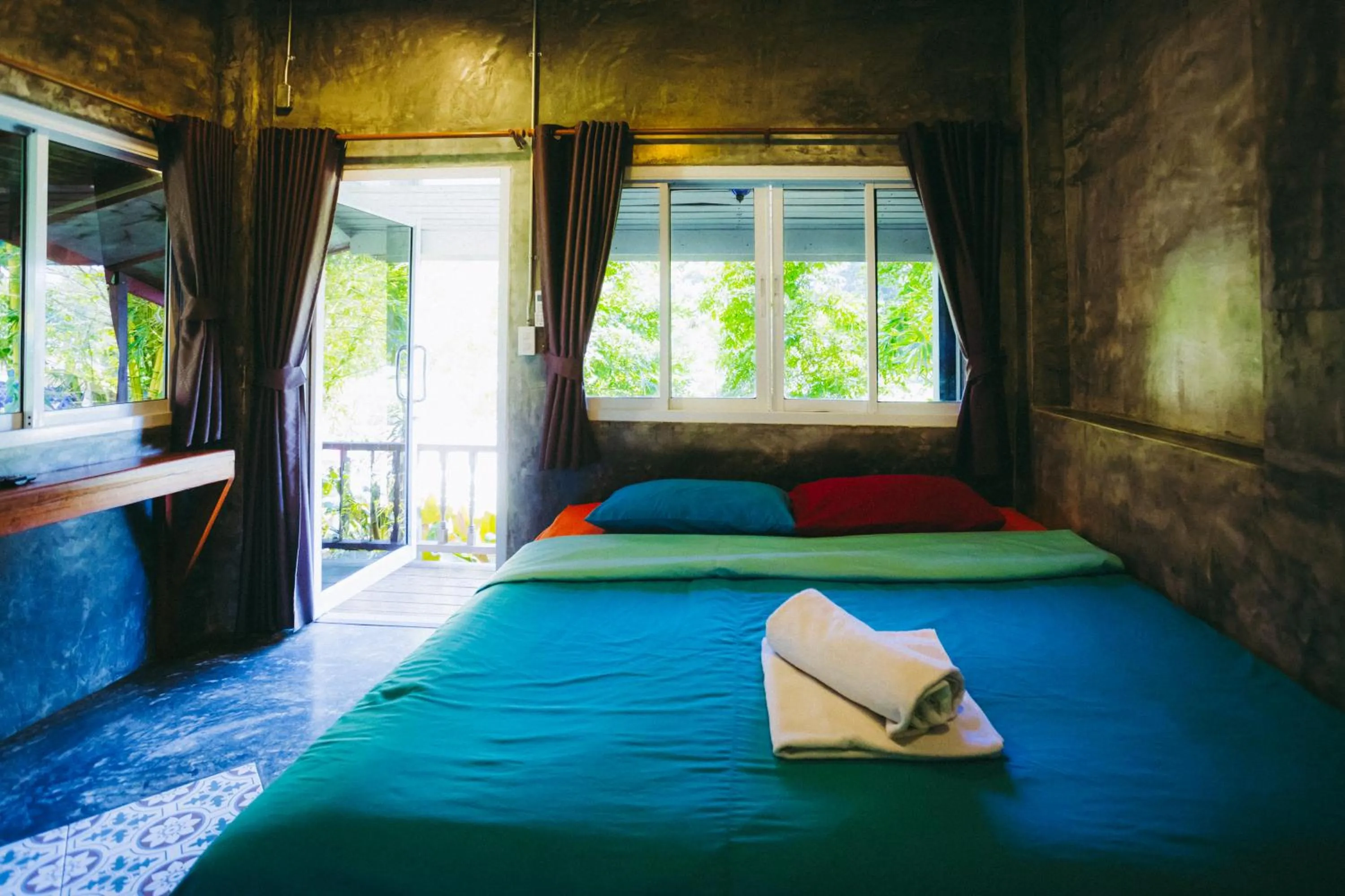 Bed in Sawasdeepai River Resort