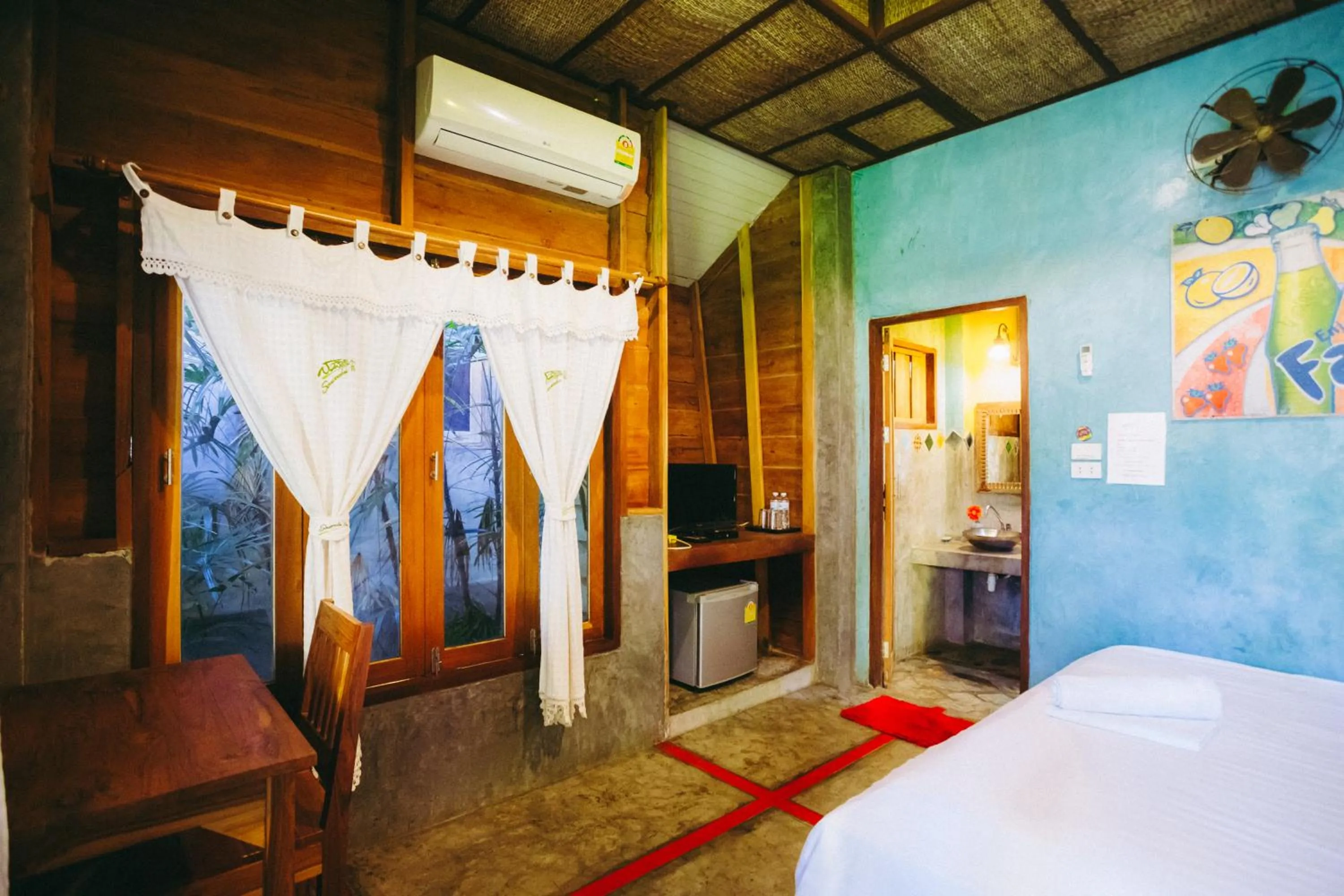 Bed in Sawasdeepai River Resort