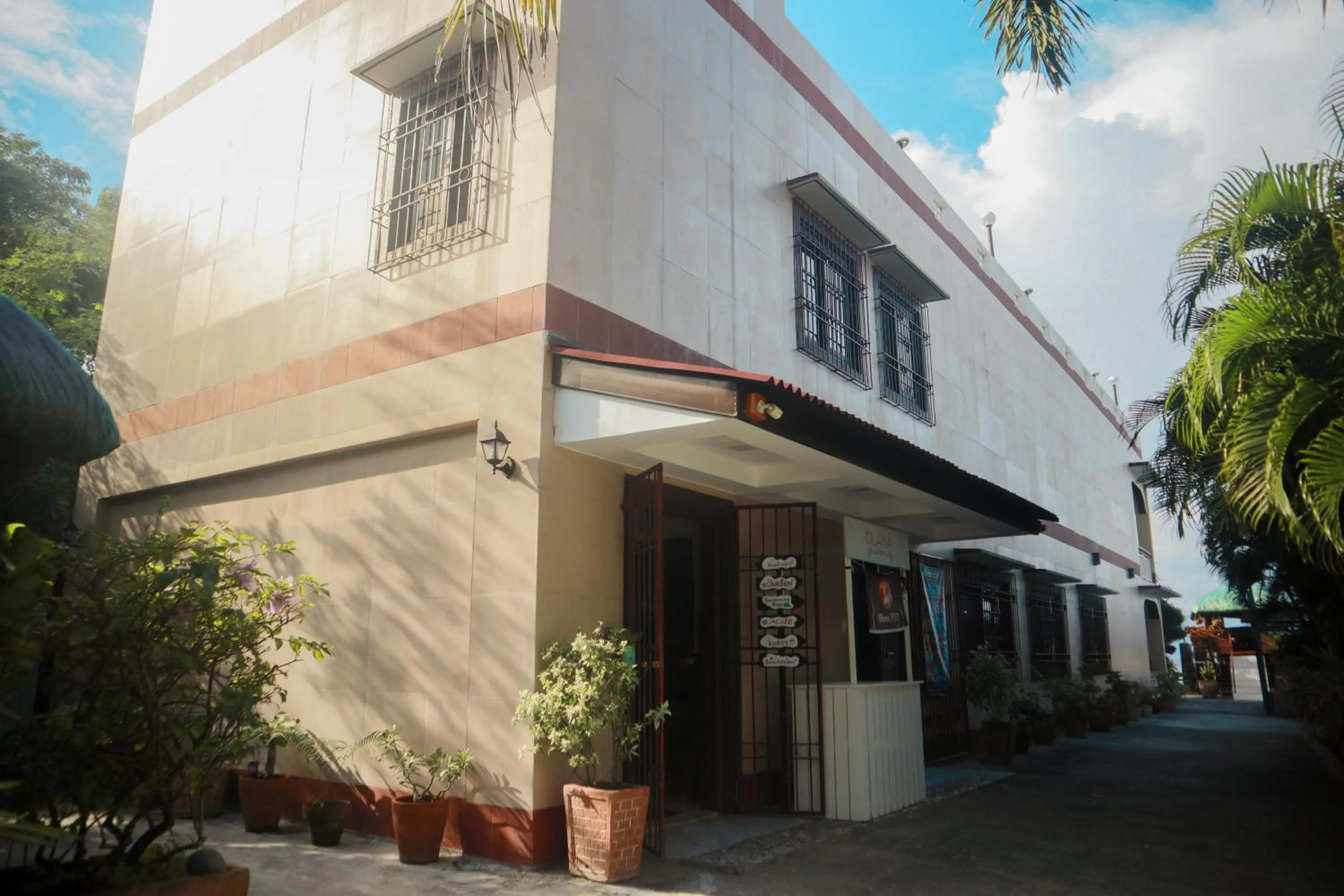 Property building in Olana Bed and Breakfast