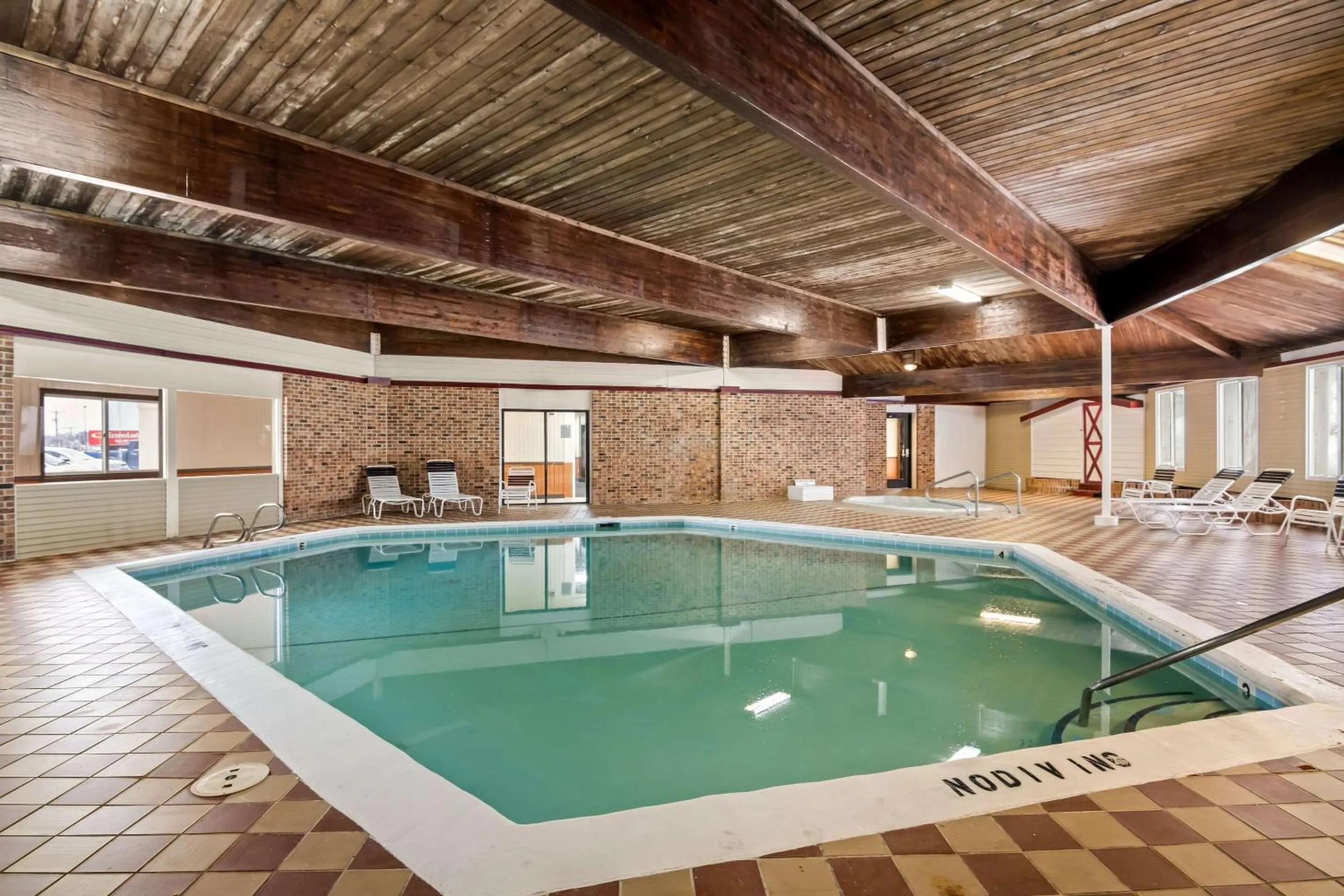 Swimming pool in Econo Lodge Manistee