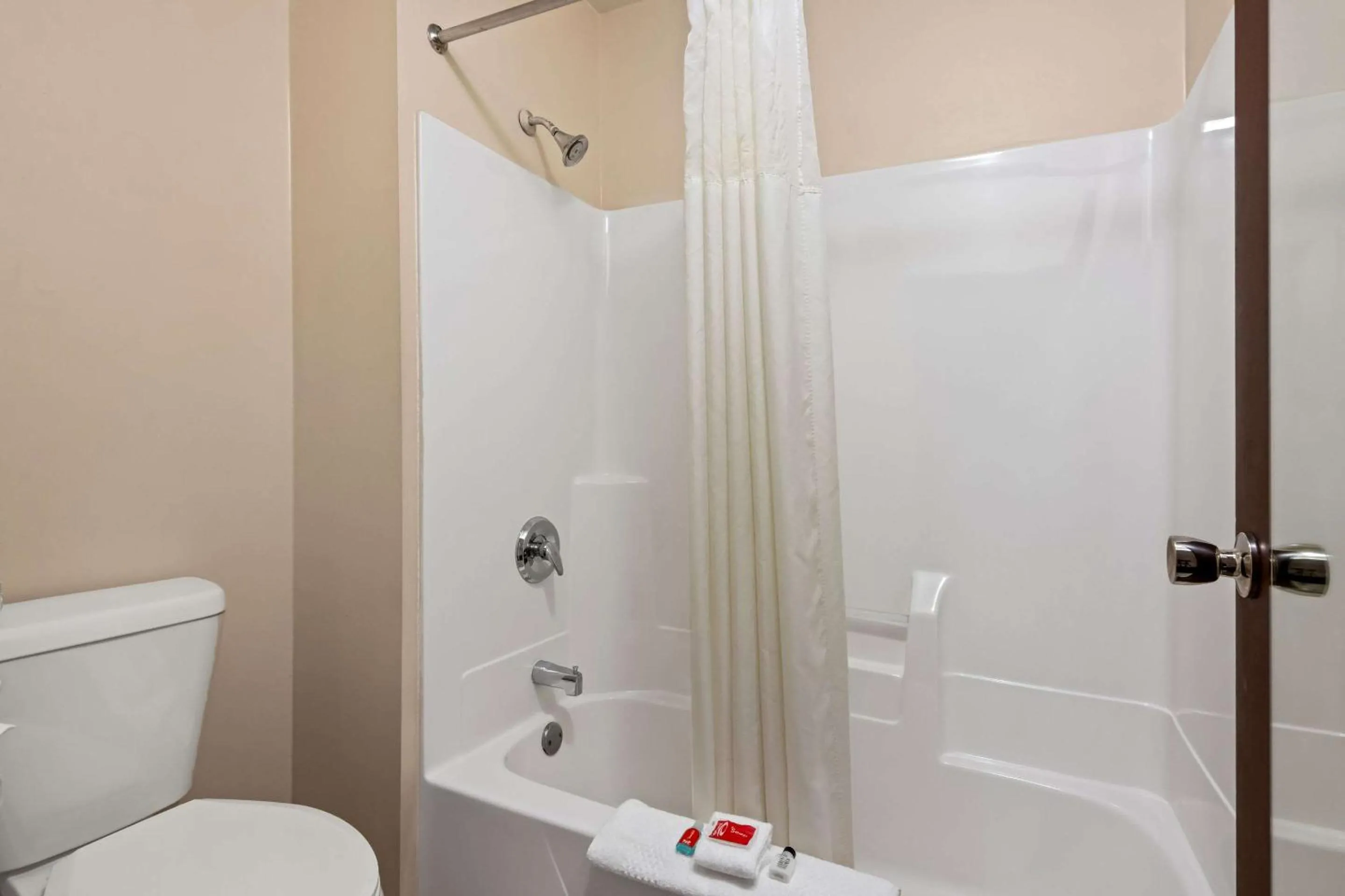 Bedroom in Econo Lodge Manistee