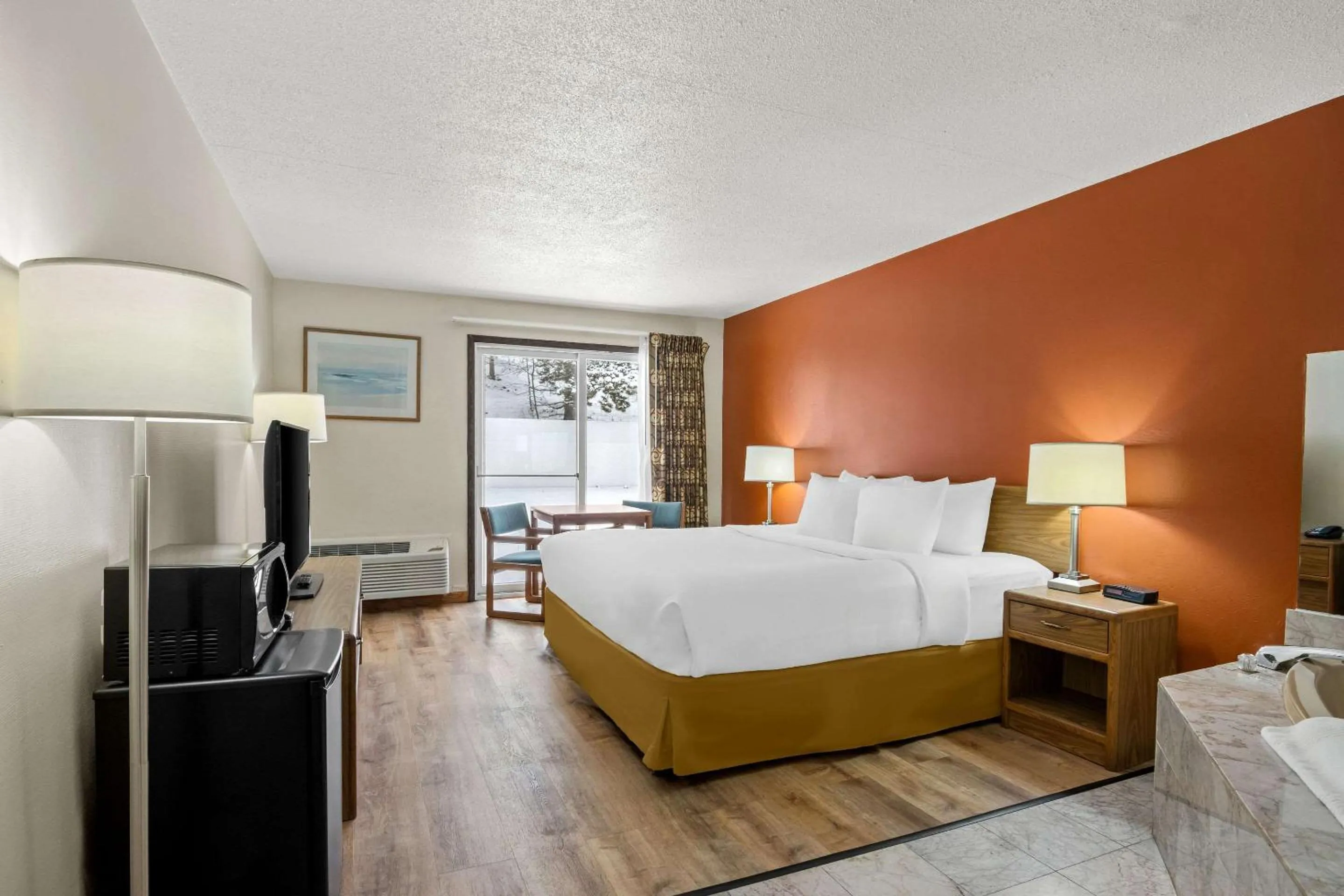 Bedroom, Bed in Econo Lodge Manistee