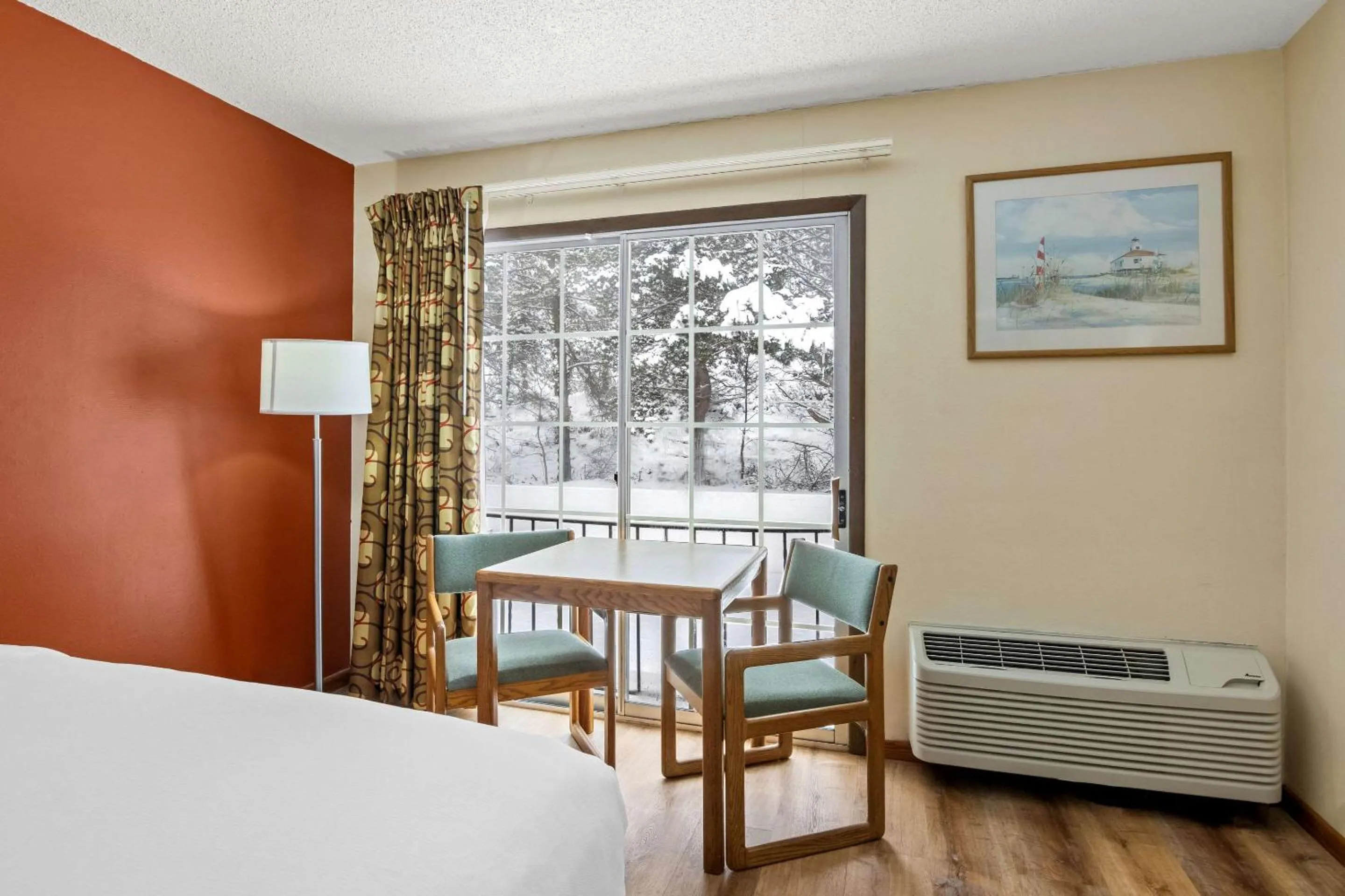 Bedroom, Bed in Econo Lodge Manistee