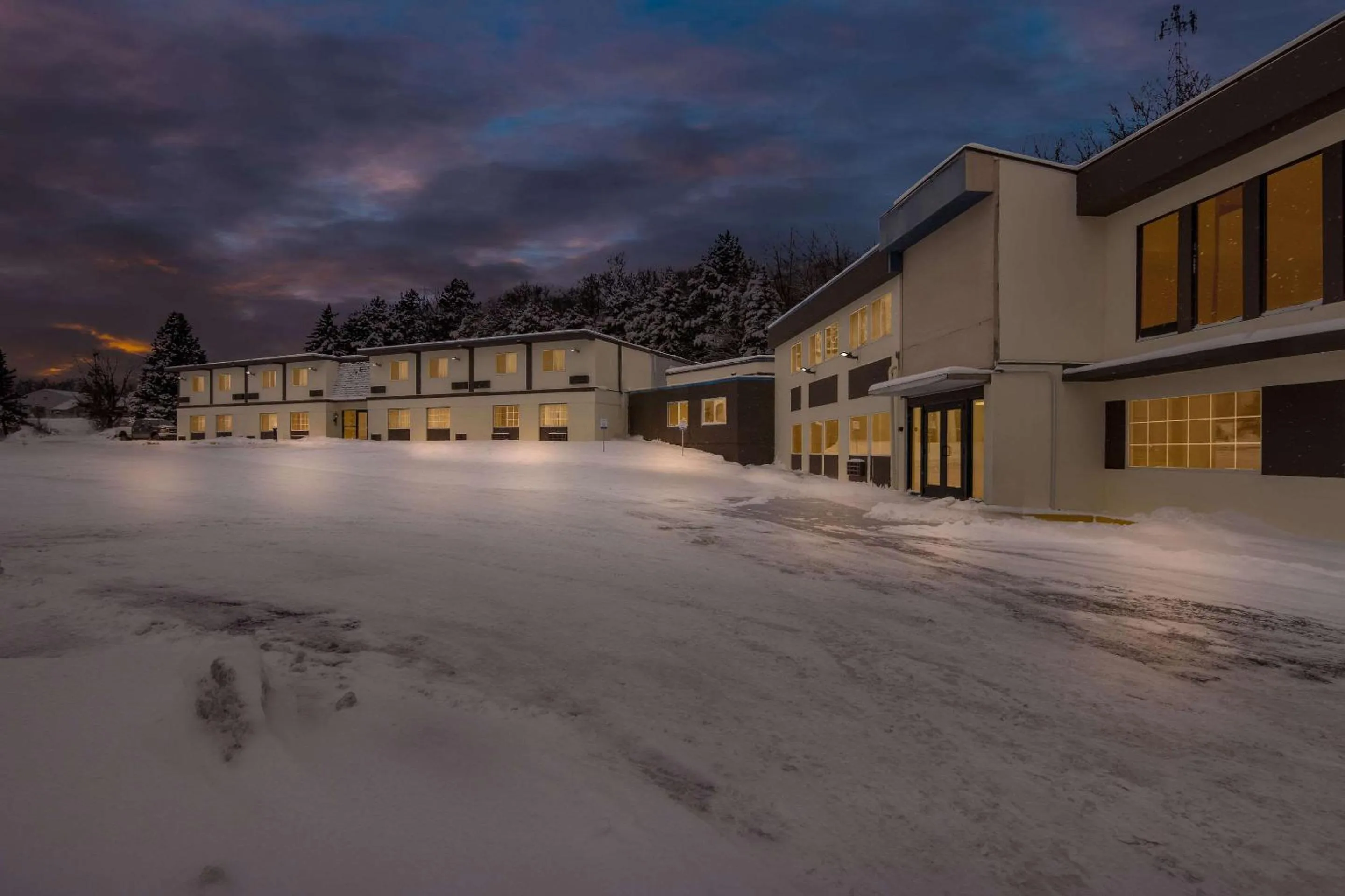 Property building in Econo Lodge Manistee