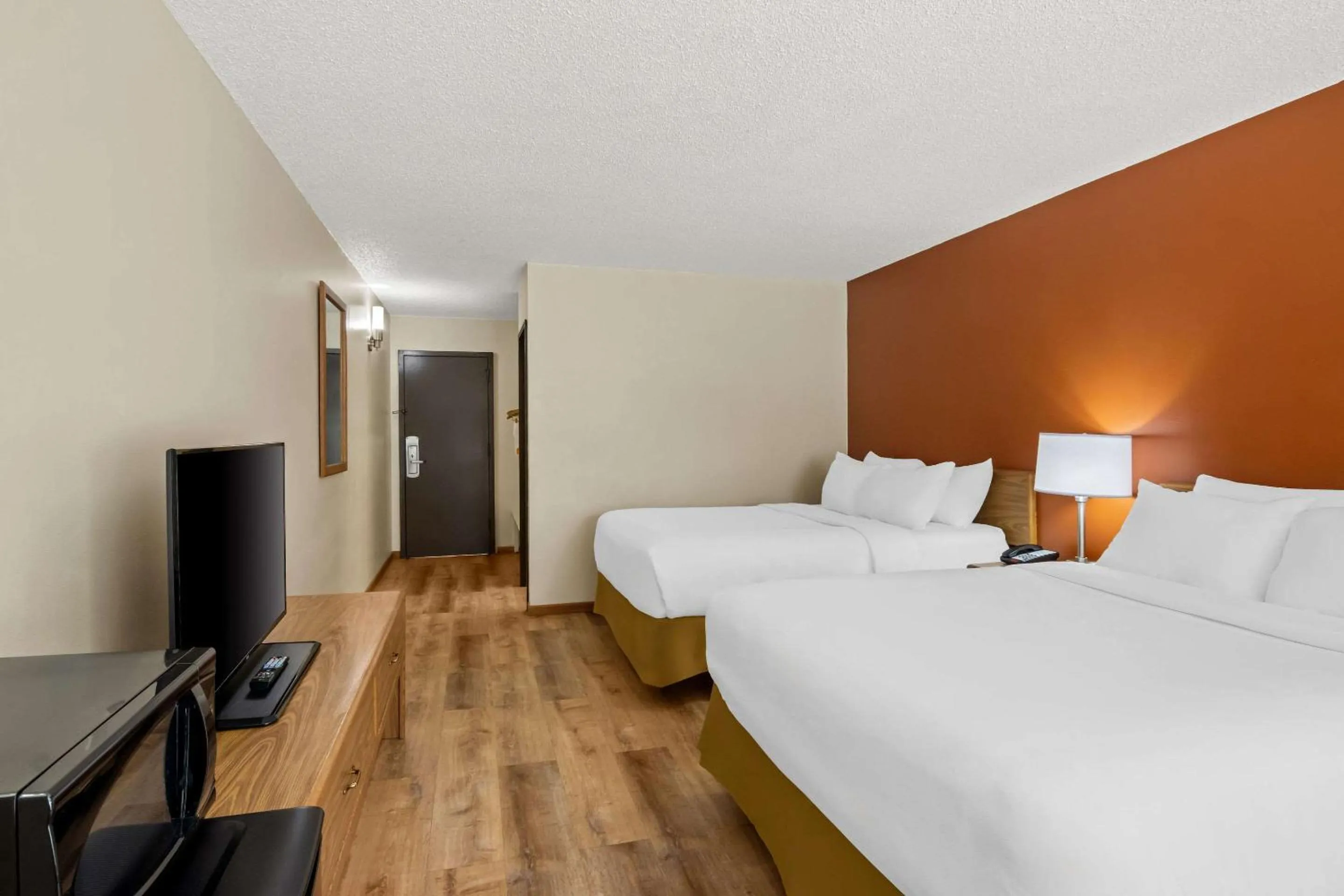 Bedroom, Bed in Econo Lodge Manistee