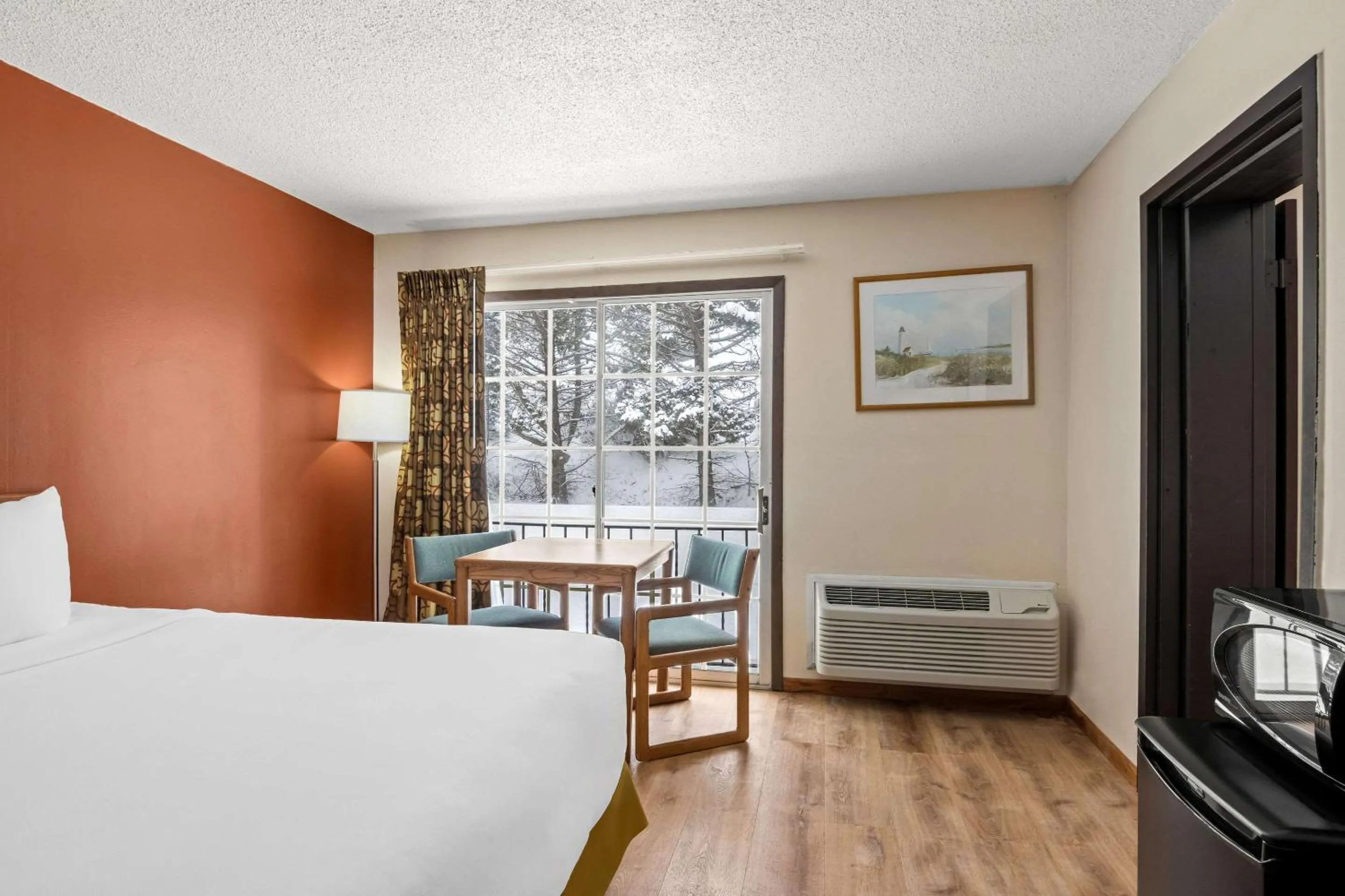 Bedroom, Bed in Econo Lodge Manistee