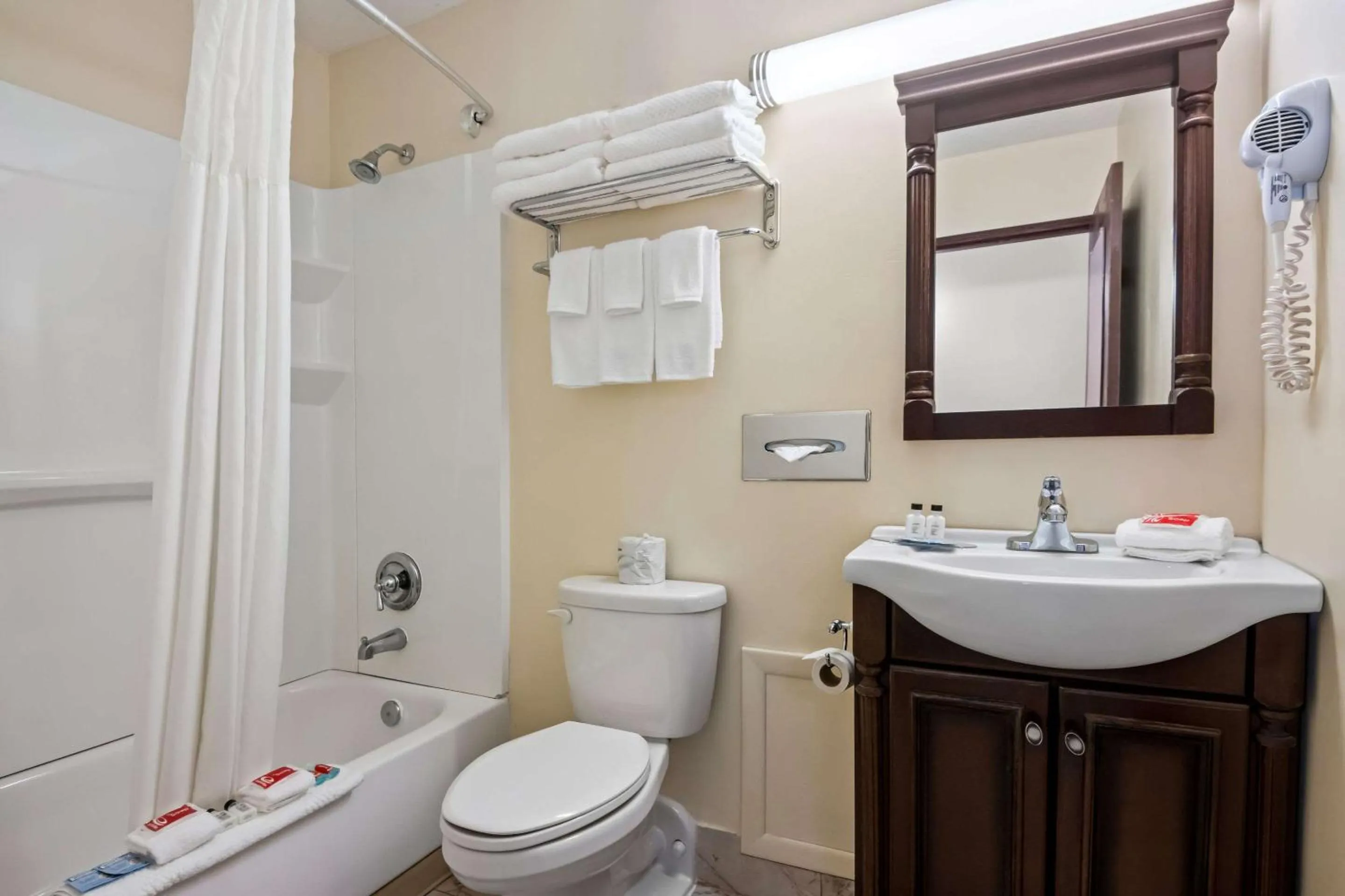 Bedroom in Econo Lodge Manistee