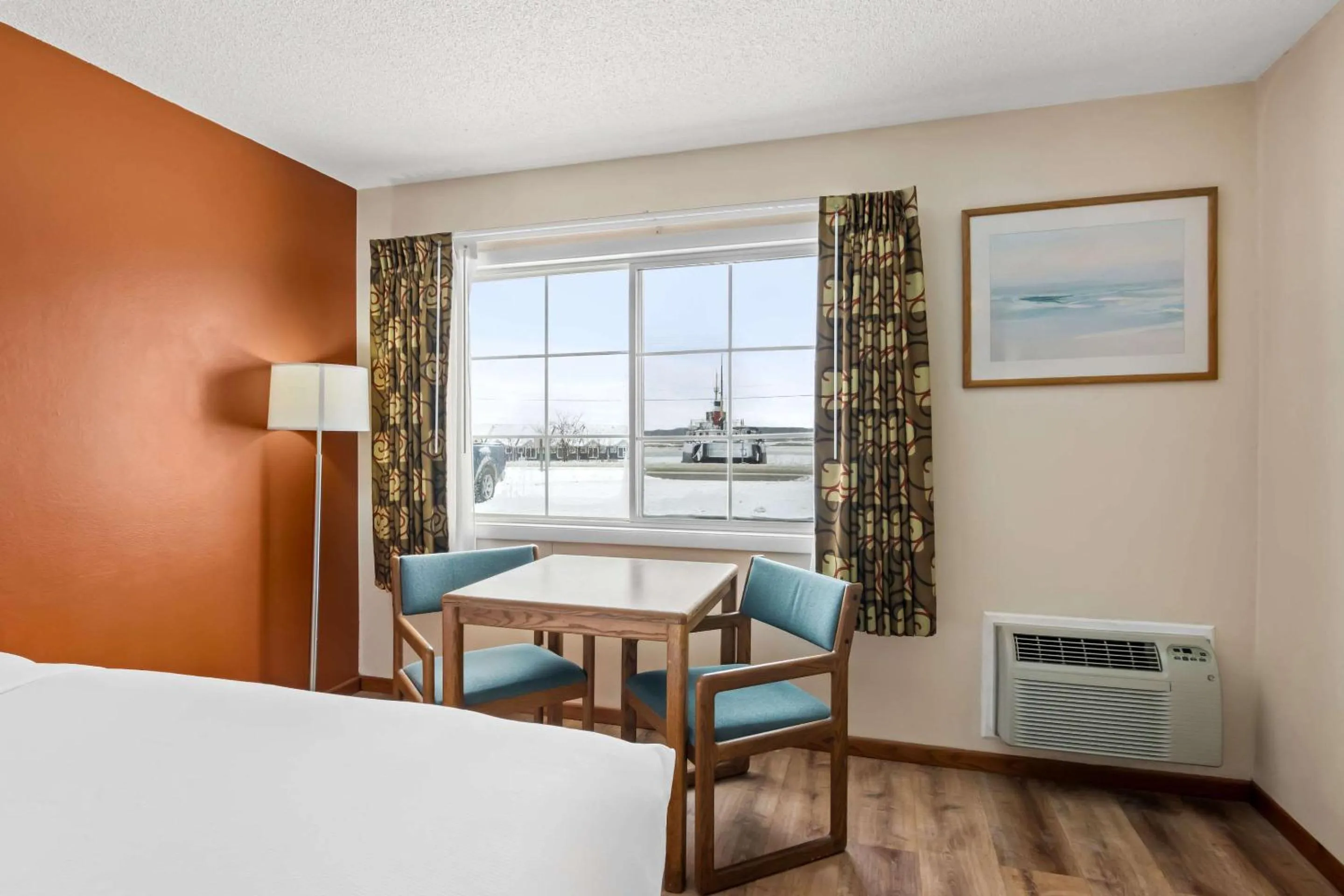 Bedroom, Bed in Econo Lodge Manistee