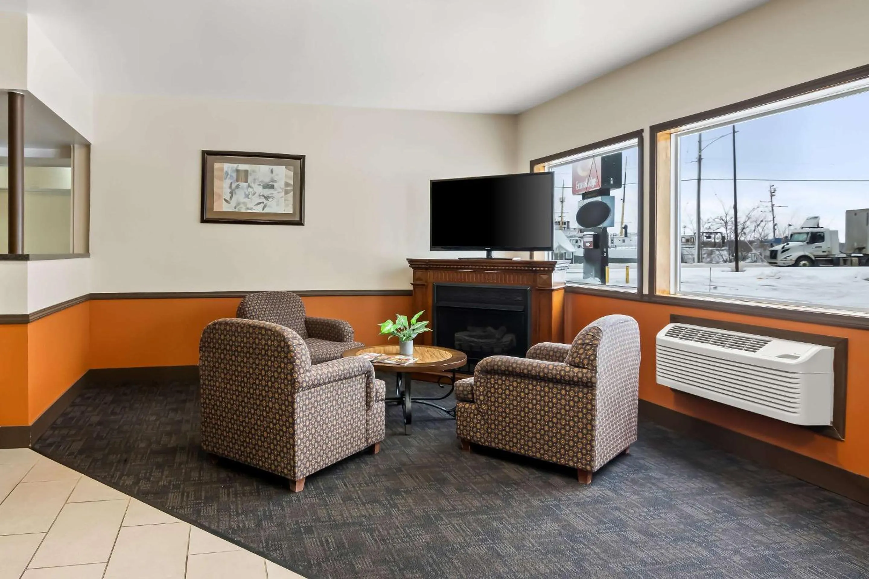 Communal lounge/ TV room in Econo Lodge Manistee
