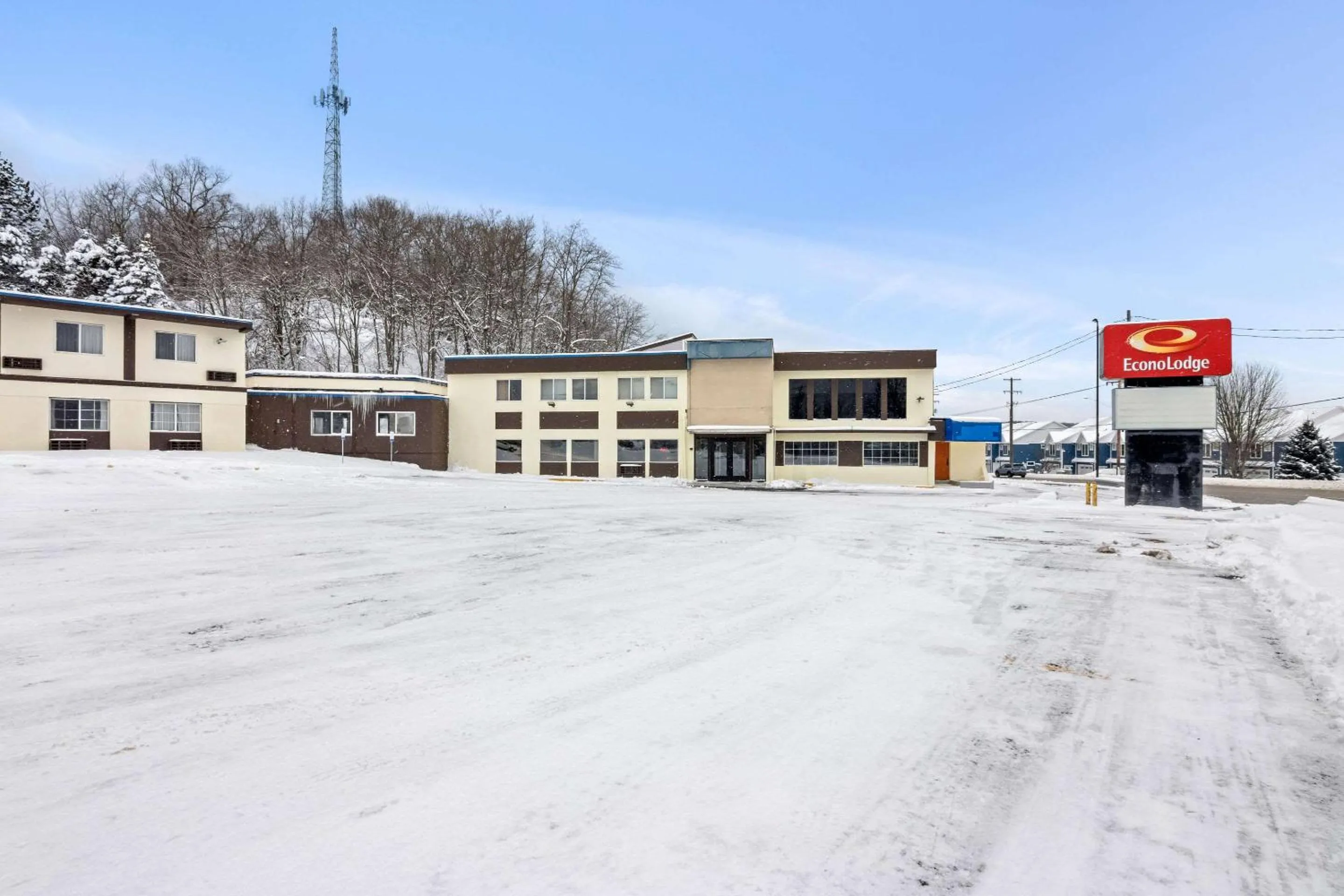 Property building in Econo Lodge Manistee