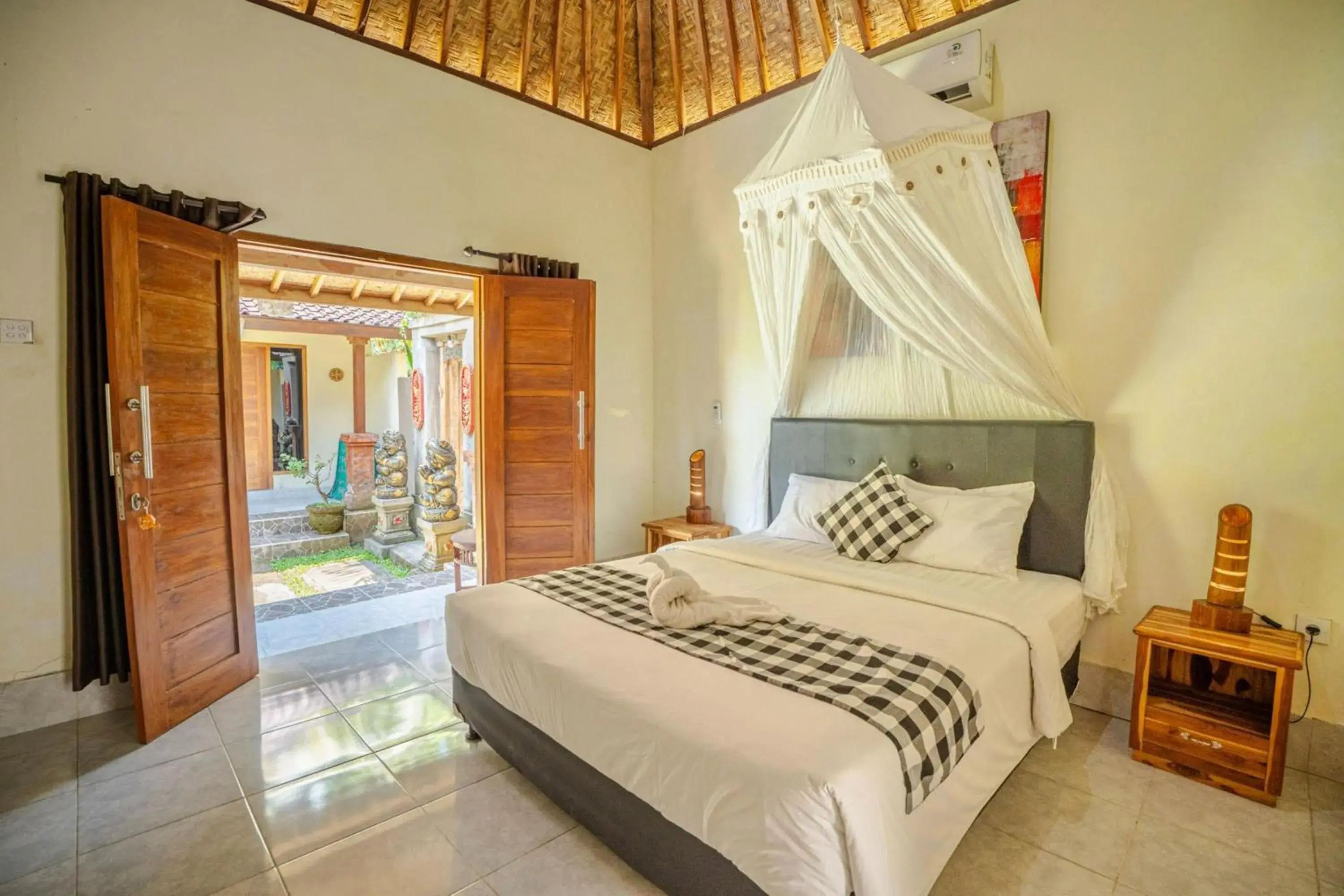 Deluxe Double Room in Pondok Sayan Homestay Deluxe Double Room in Pondok Sayan Homestay