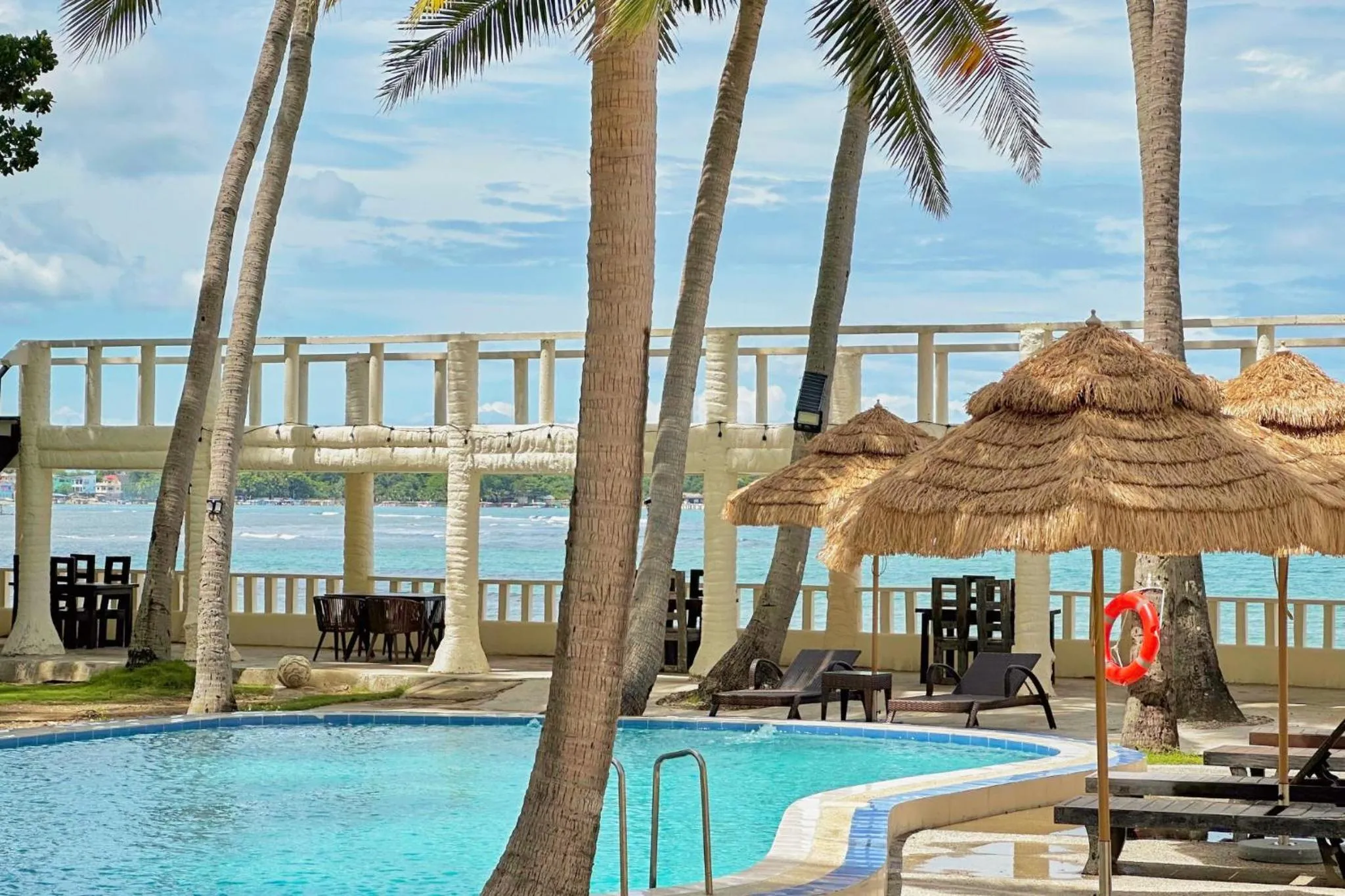 Swimming pool in Mandala Beach Resorts powered by Cocotel