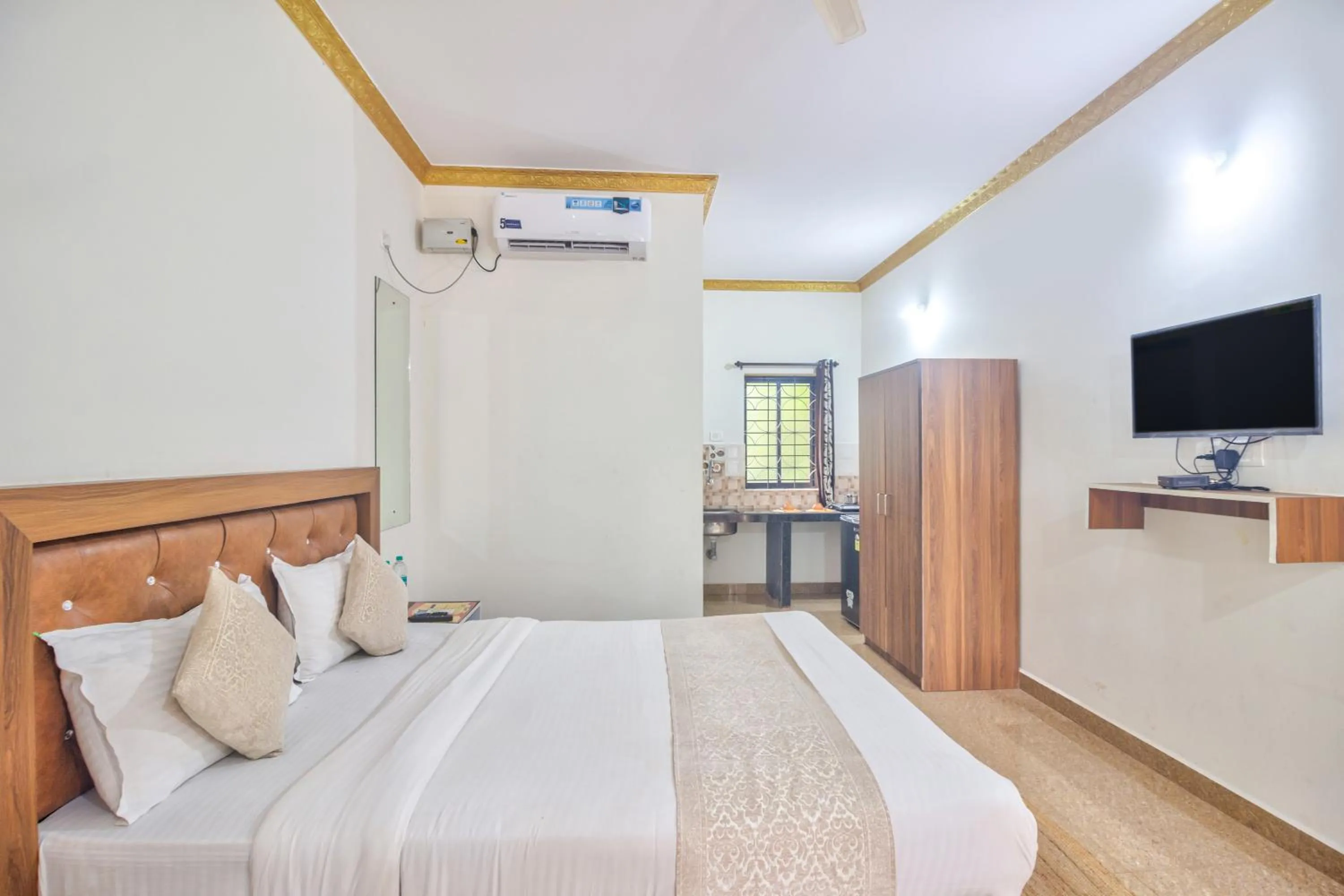 Photo of the whole room, Bed in Hotel Calangute bay