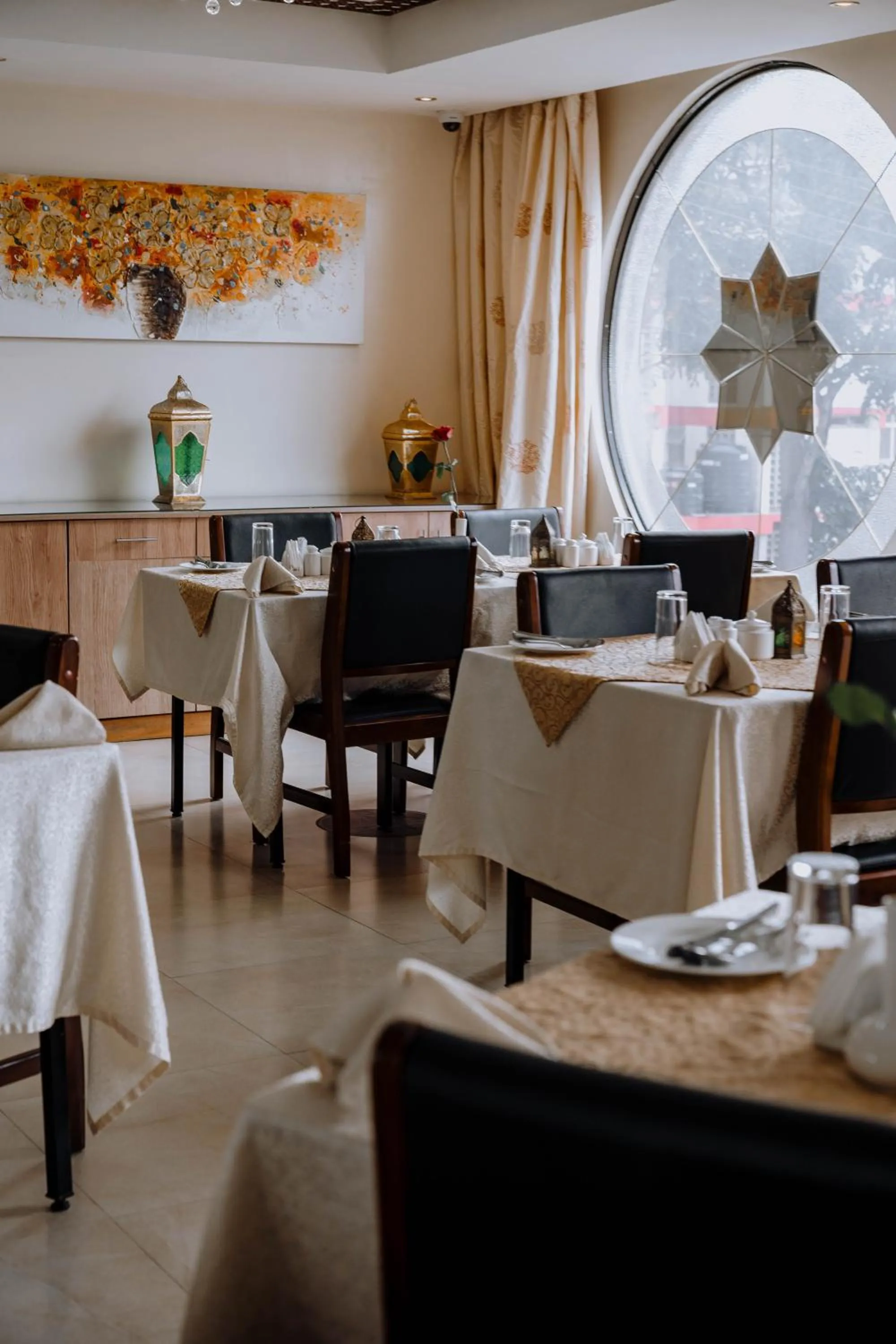 Restaurant/places to eat in Saab Royale Hotel