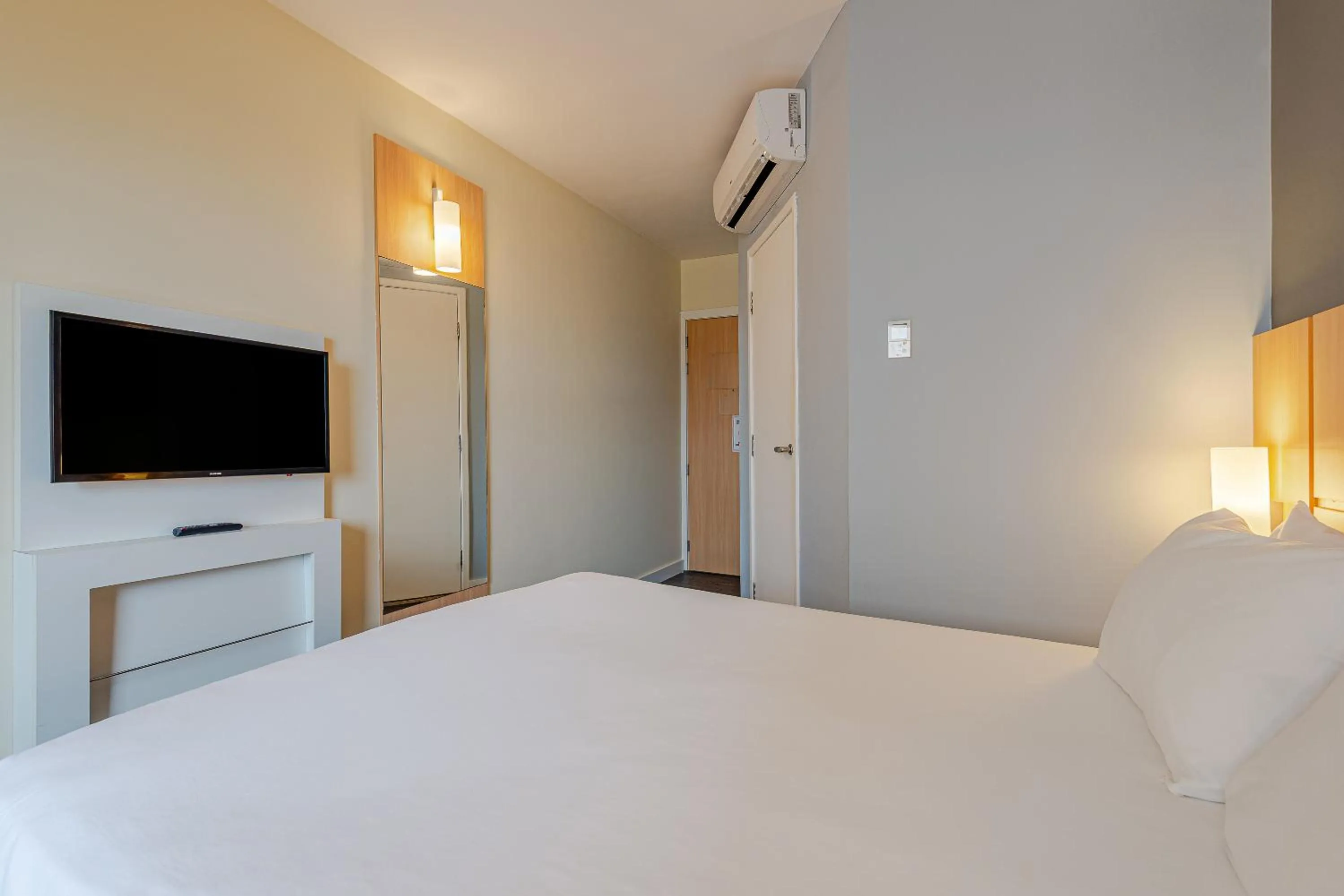 Photo of the whole room, Bed in Transamerica Fit Aracruz