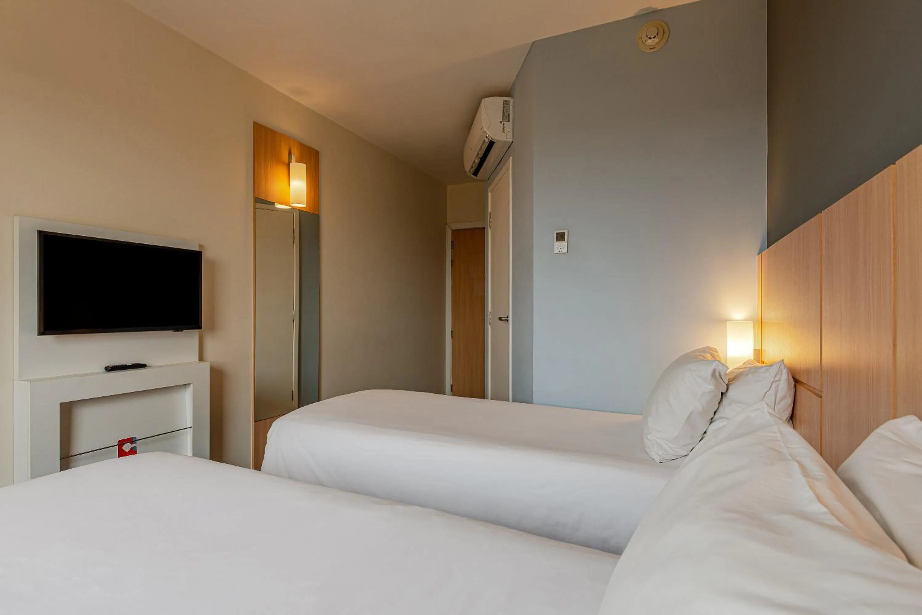 Photo of the whole room, Bed in Transamerica Fit Aracruz