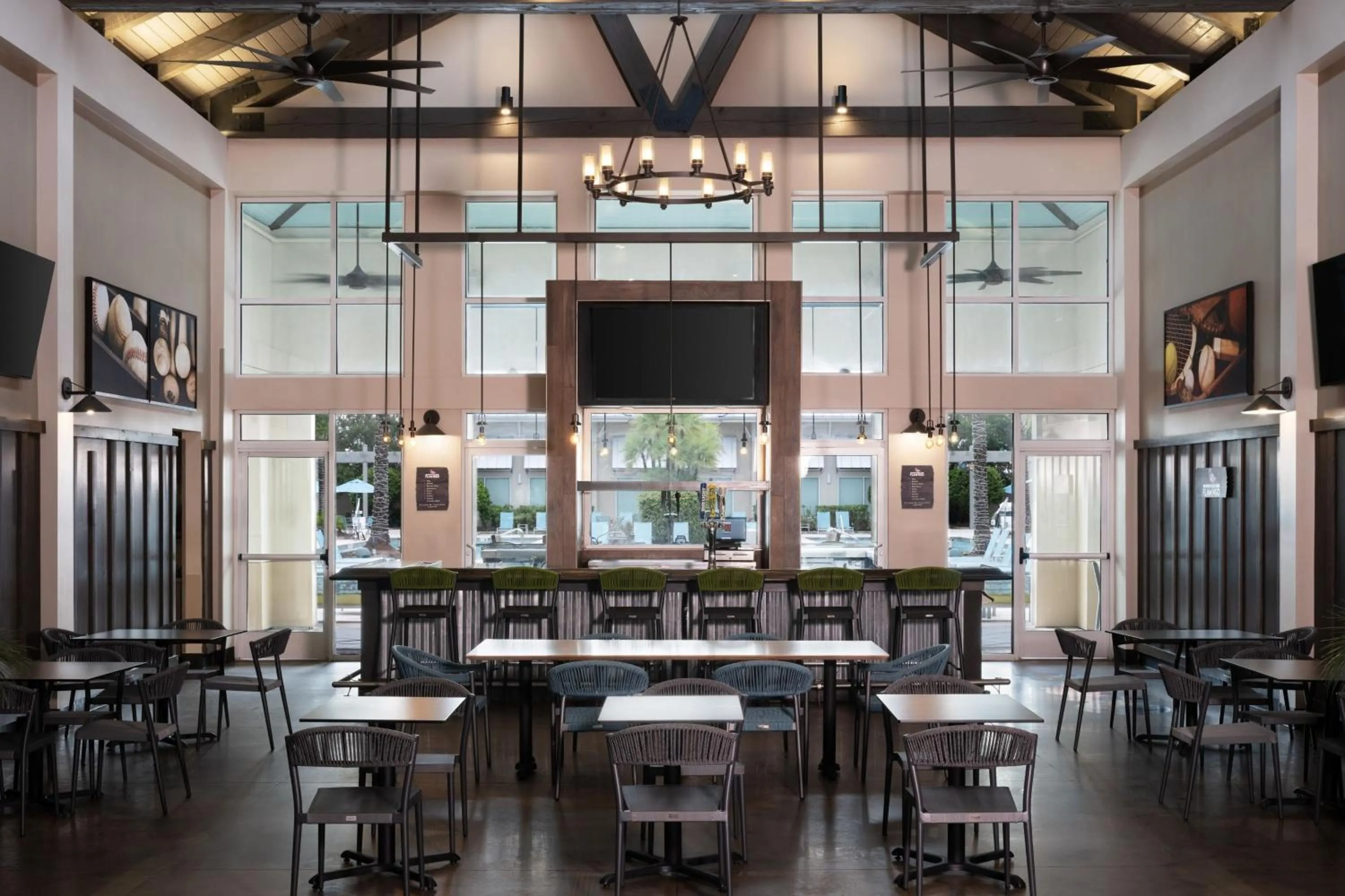 Lounge or bar in SpringHill Suites by Marriott Orlando at FLAMINGO CROSSINGS Town Center-Western Entrance