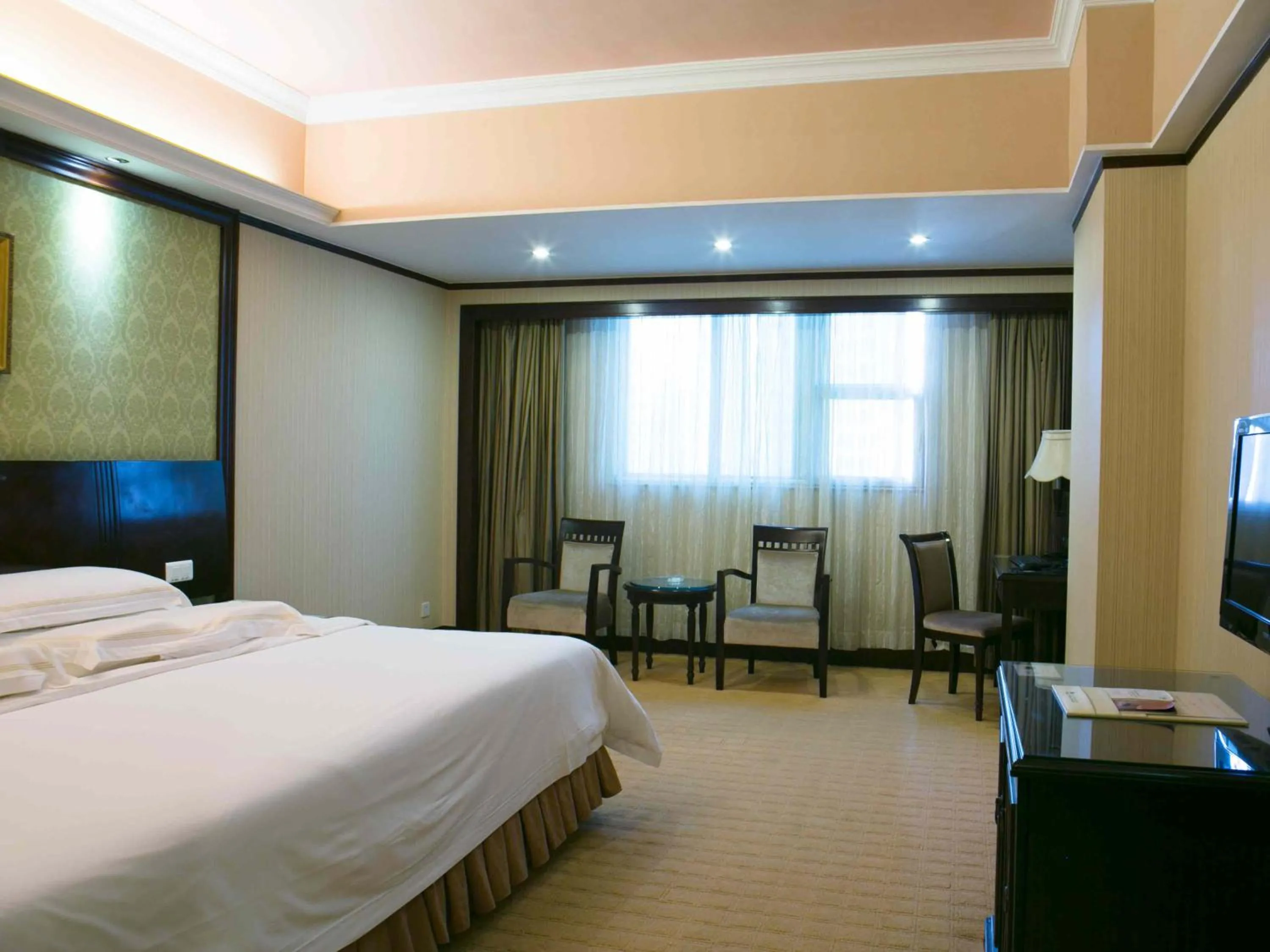 Bed in Vienna Hotel Shenzhen Fuhua Road