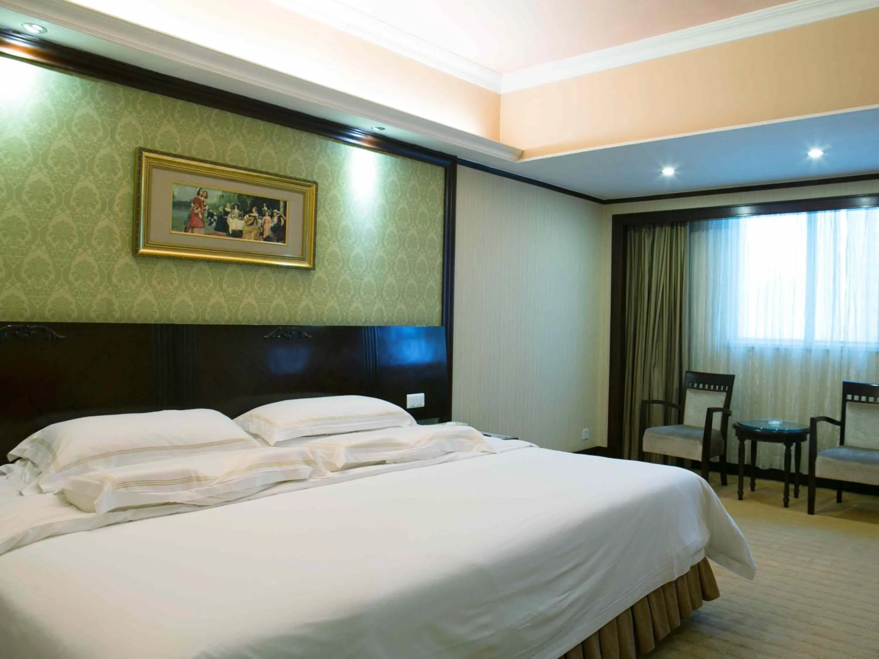 Bed in Vienna Hotel Shenzhen Fuhua Road