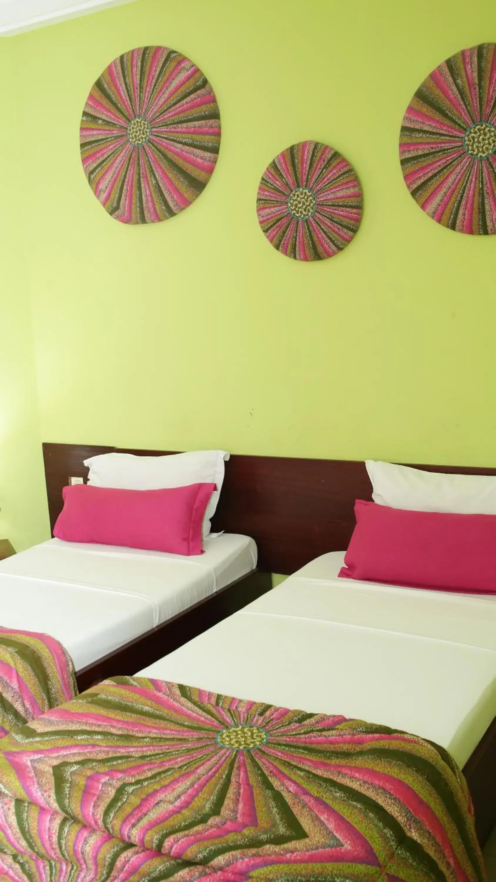 Budget Twin Room in Hotel Le Marly Budget Twin Room in Hotel Le Marly