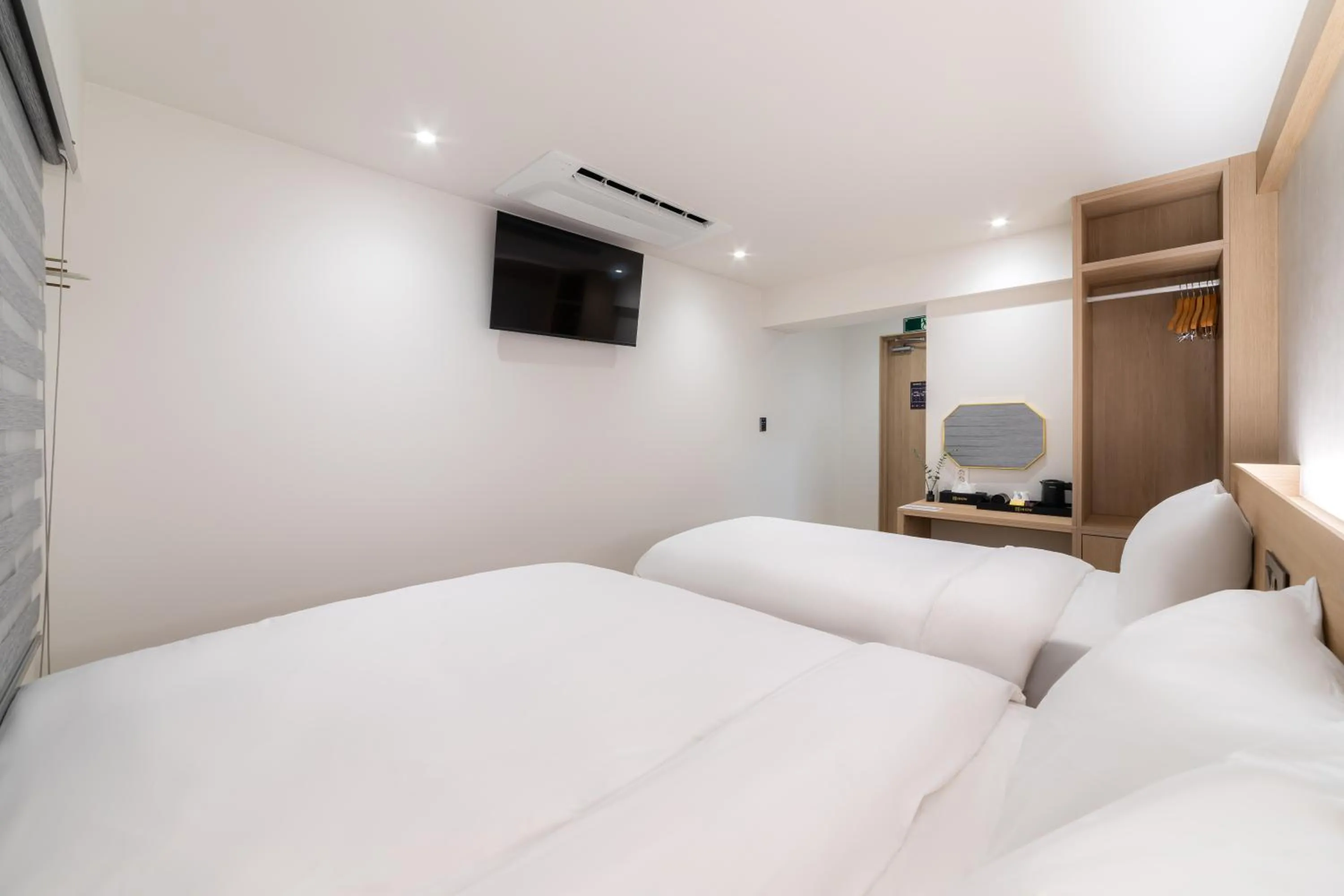 Communal lounge/ TV room, Bed in Hi Stay Jongno