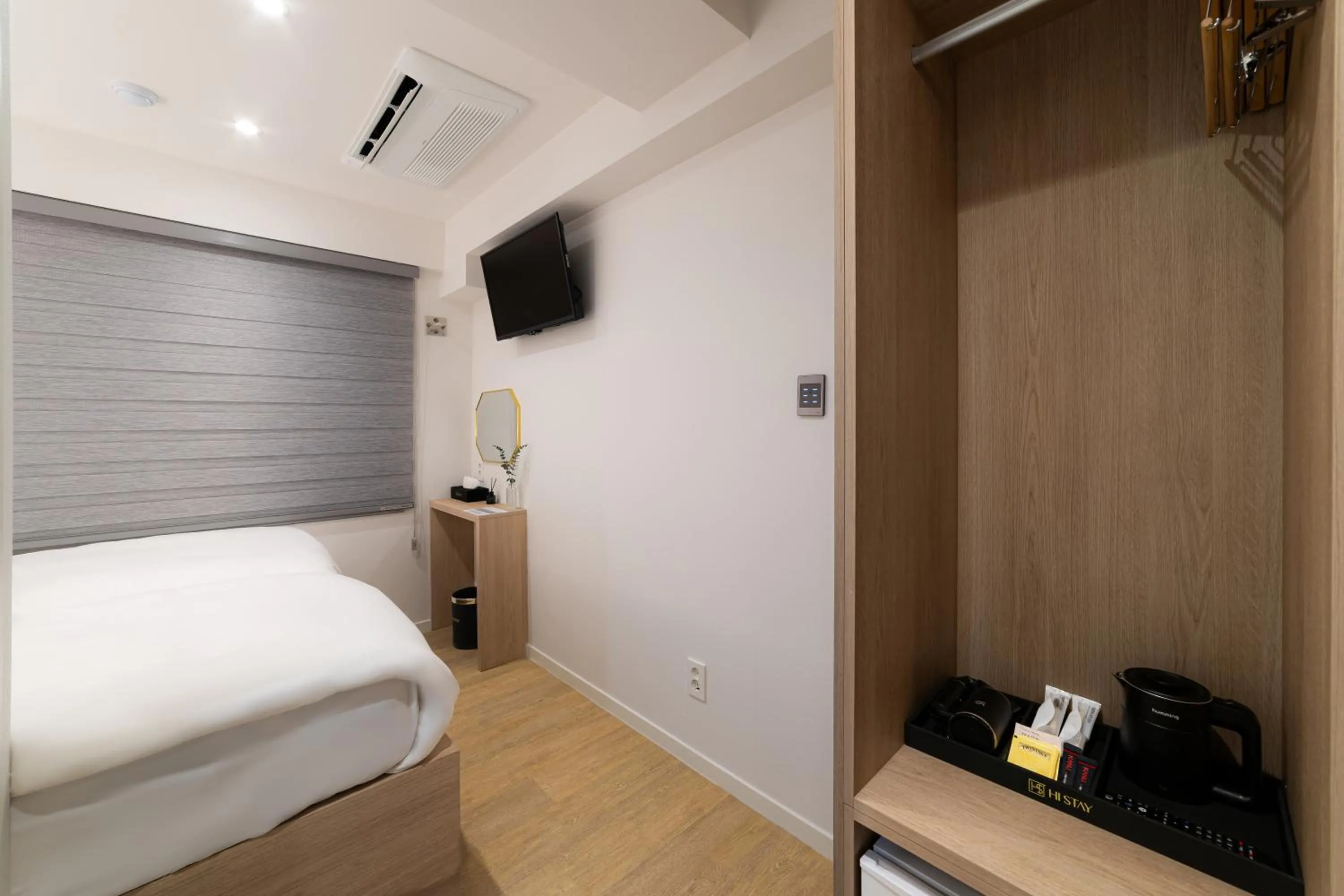 Photo of the whole room, Bed in Hi Stay Jongno