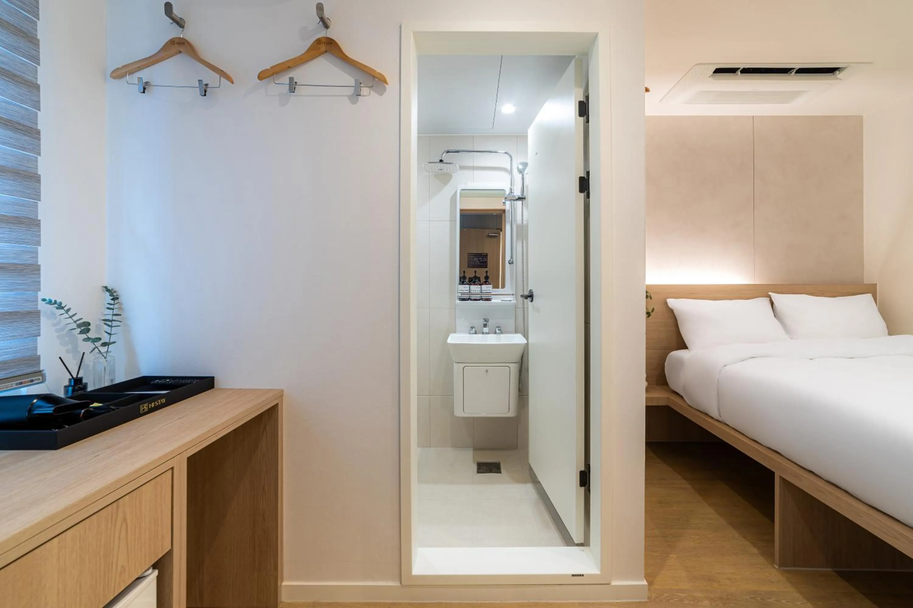 Bathroom, Bed in Hi Stay Jongno
