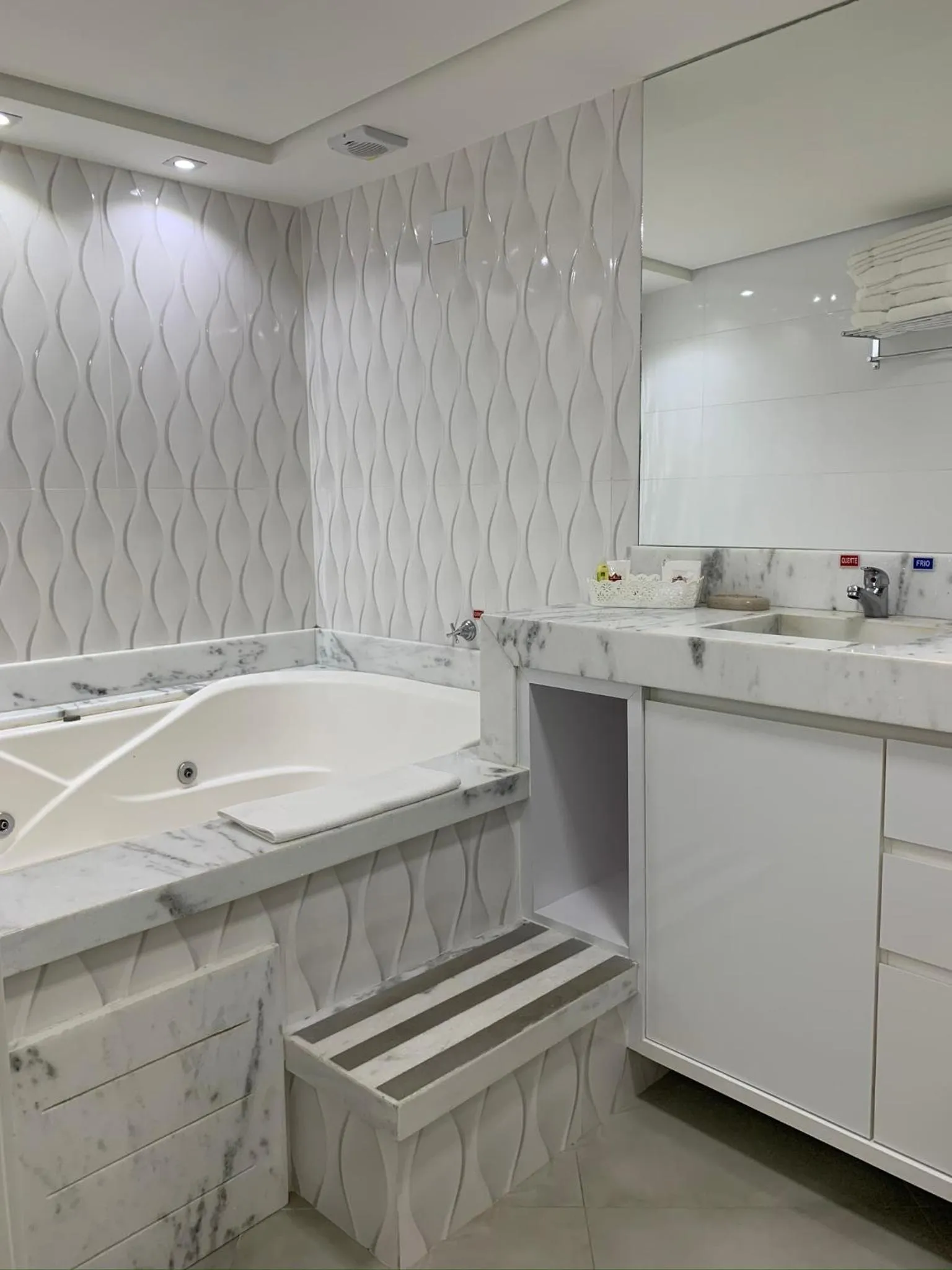 Hot Tub in Hotel Rouxinol