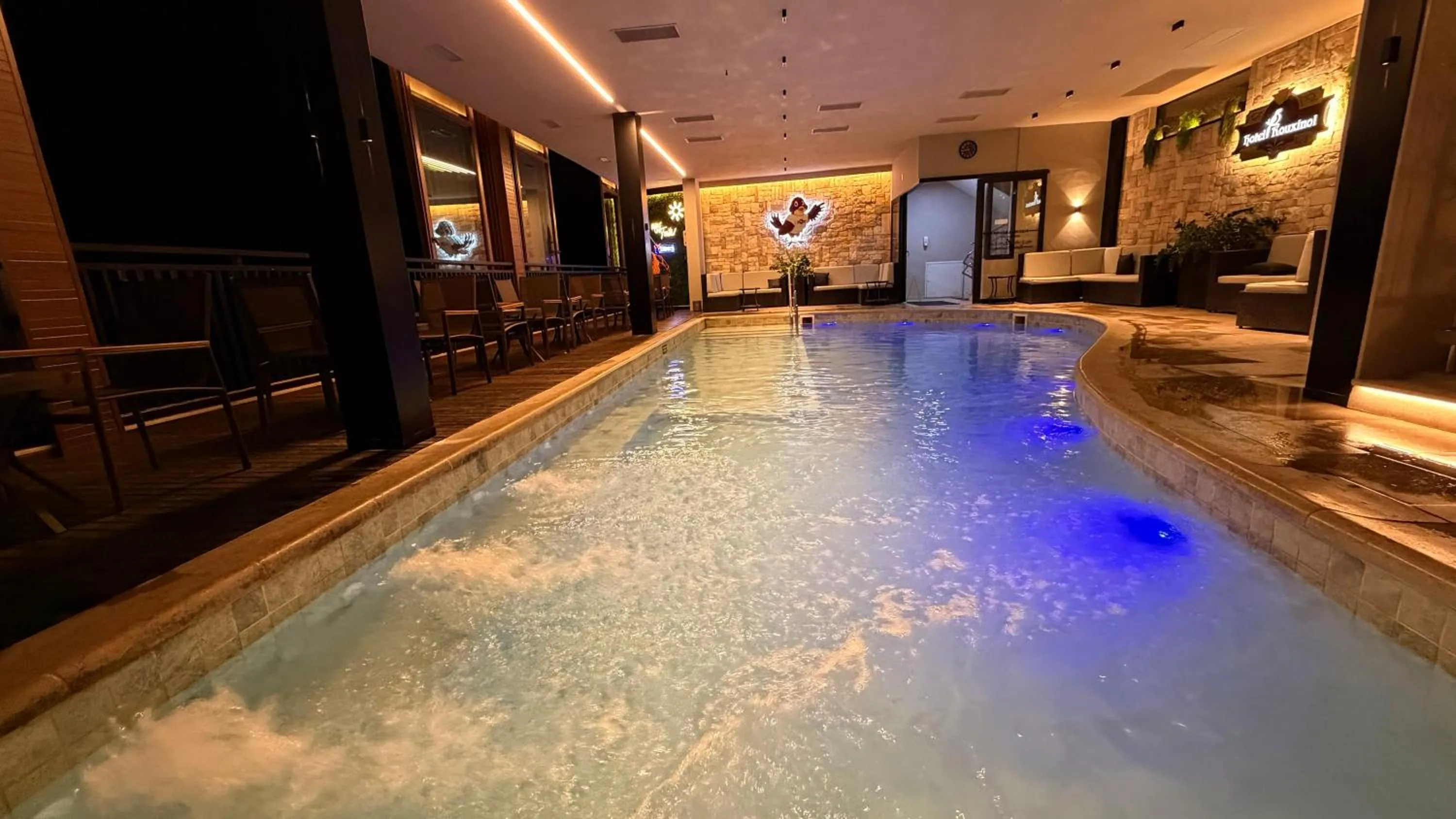 Swimming pool in Hotel Rouxinol