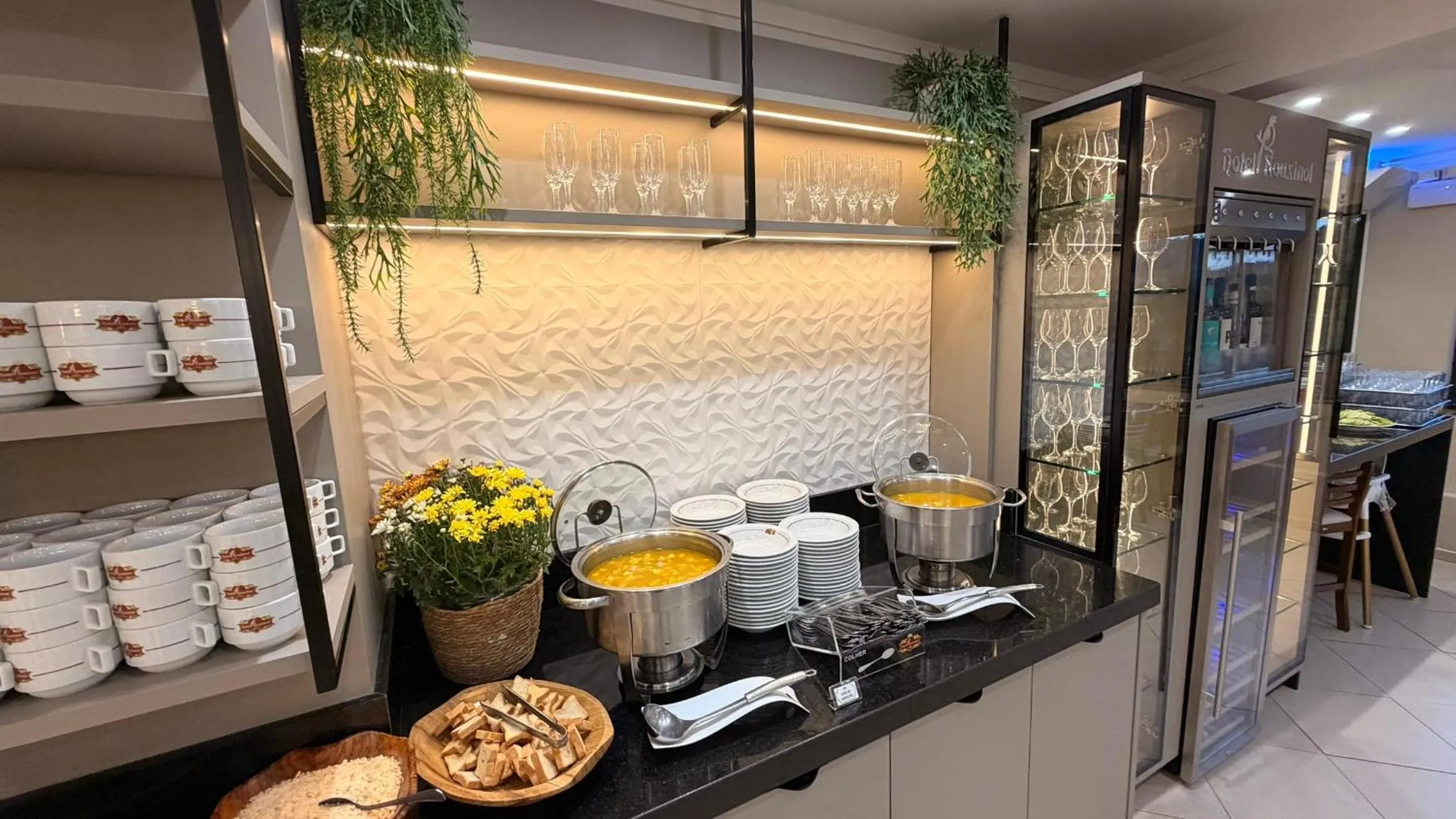 Restaurant/places to eat in Hotel Rouxinol