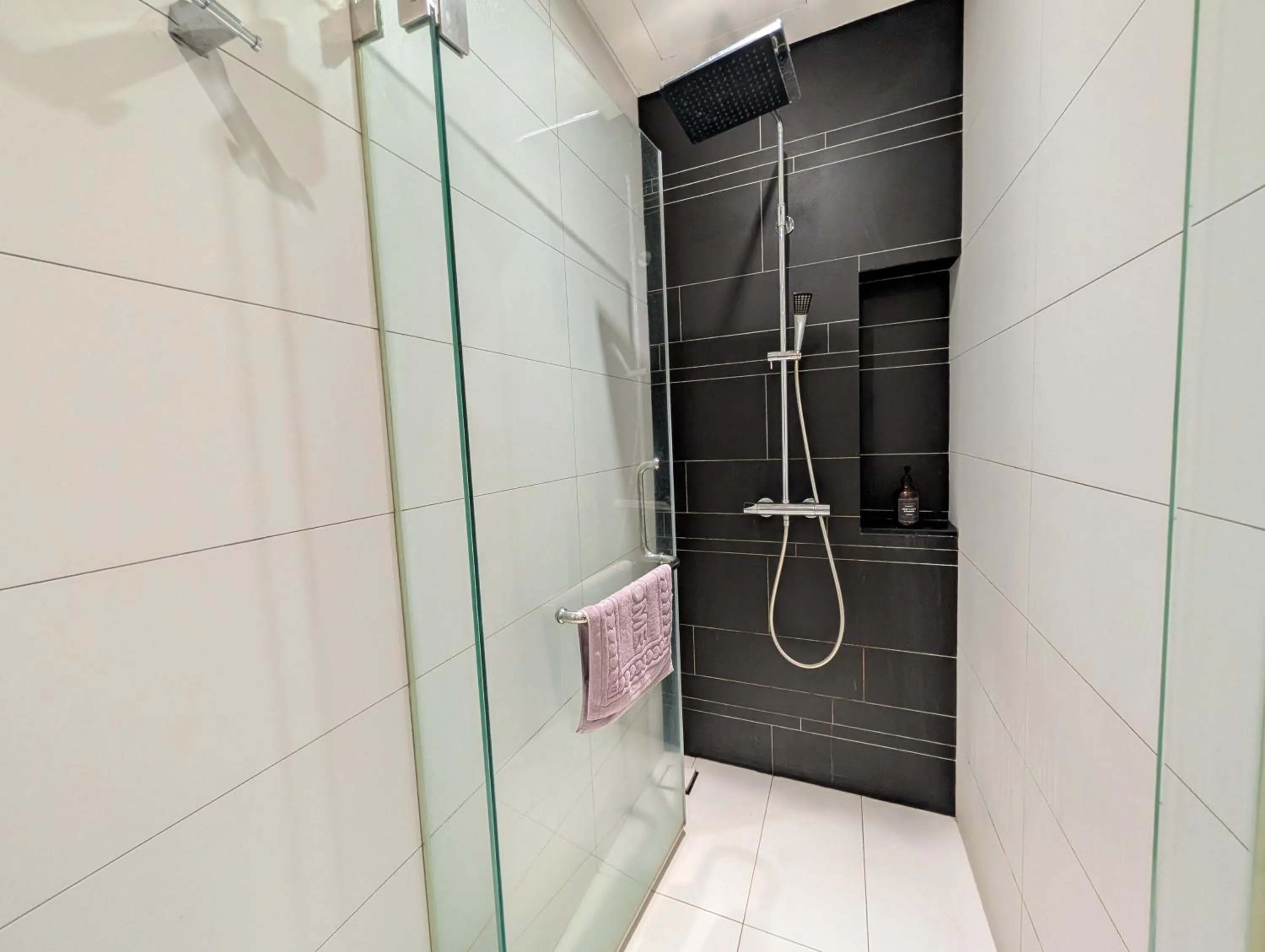 Bathroom in Leo Guesthouse at Anggun Residence Suite