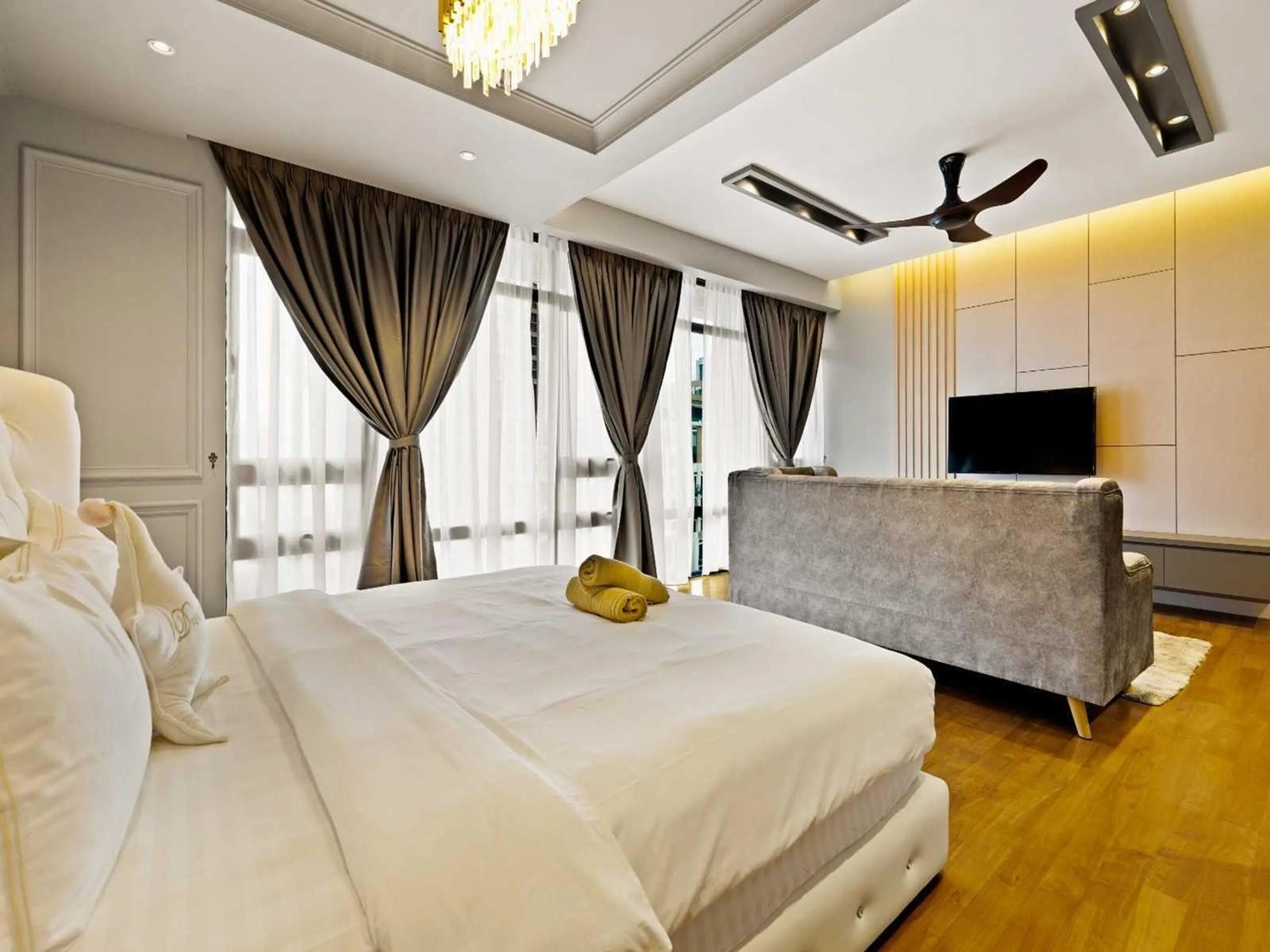 TV and multimedia, Bed in Leo Guesthouse at Anggun Residence Suite