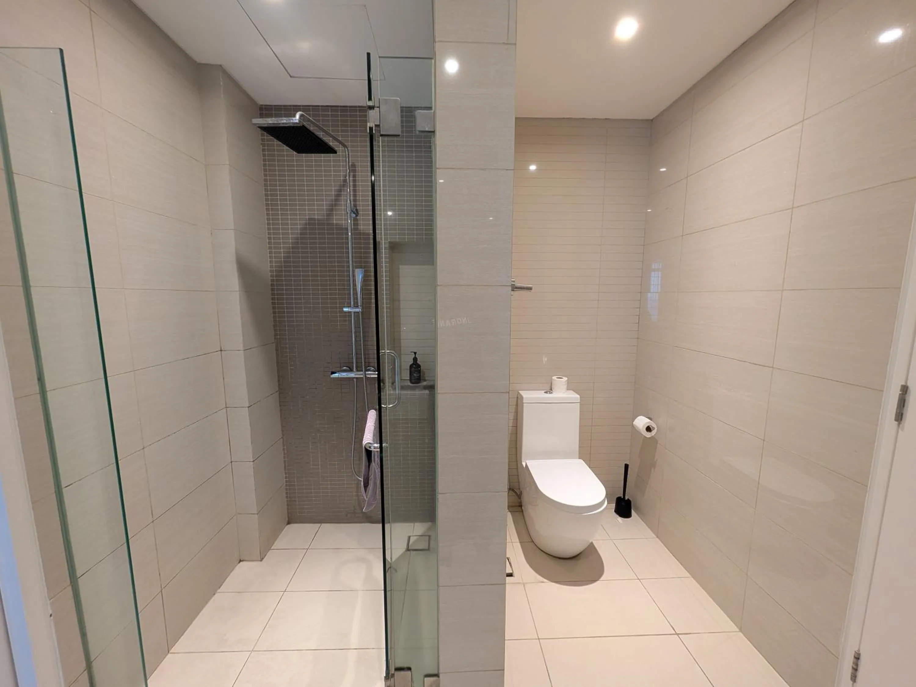 Bathroom in Leo Guesthouse at Anggun Residence Suite