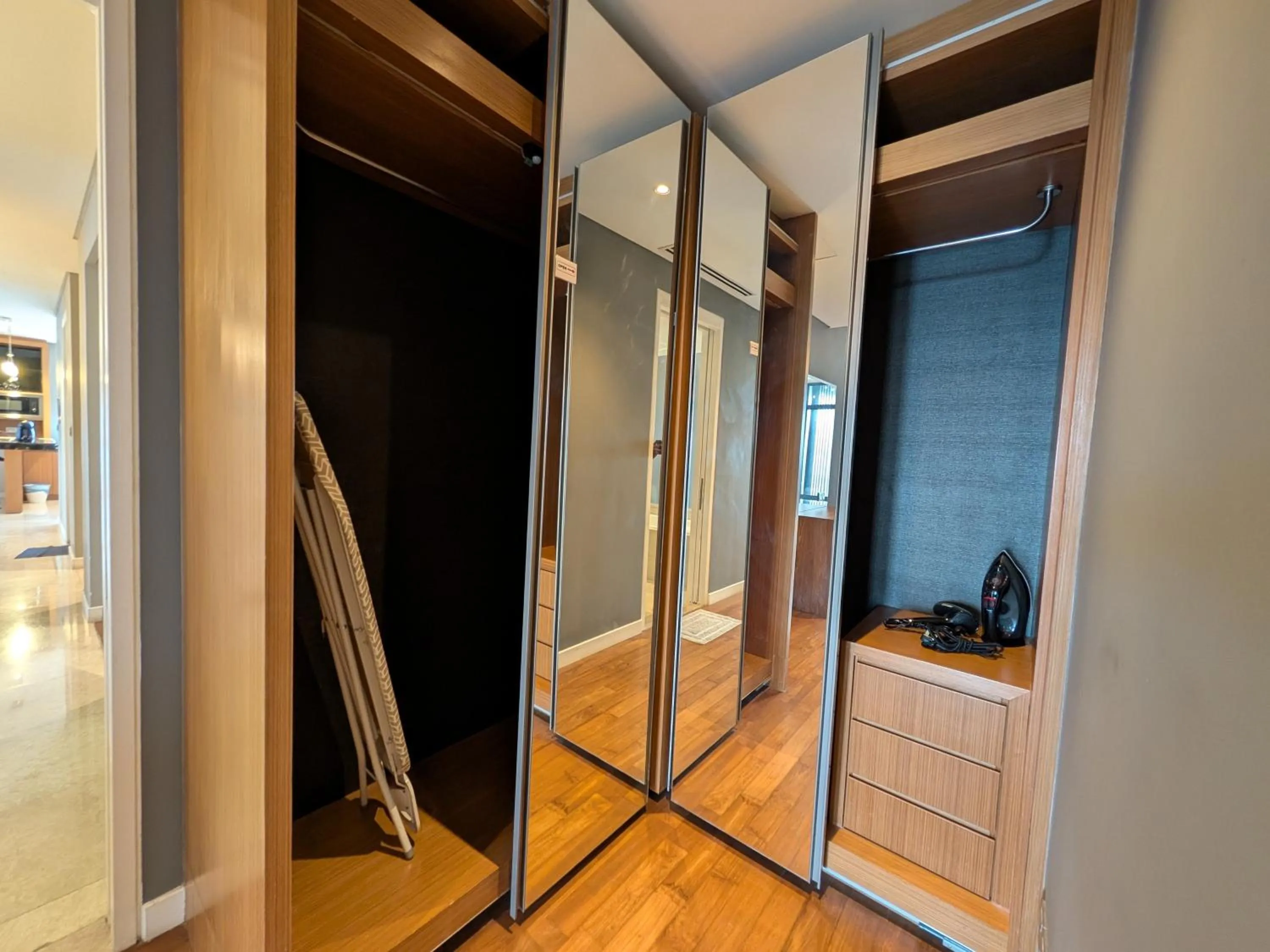 wardrobe in Leo Guesthouse at Anggun Residence Suite