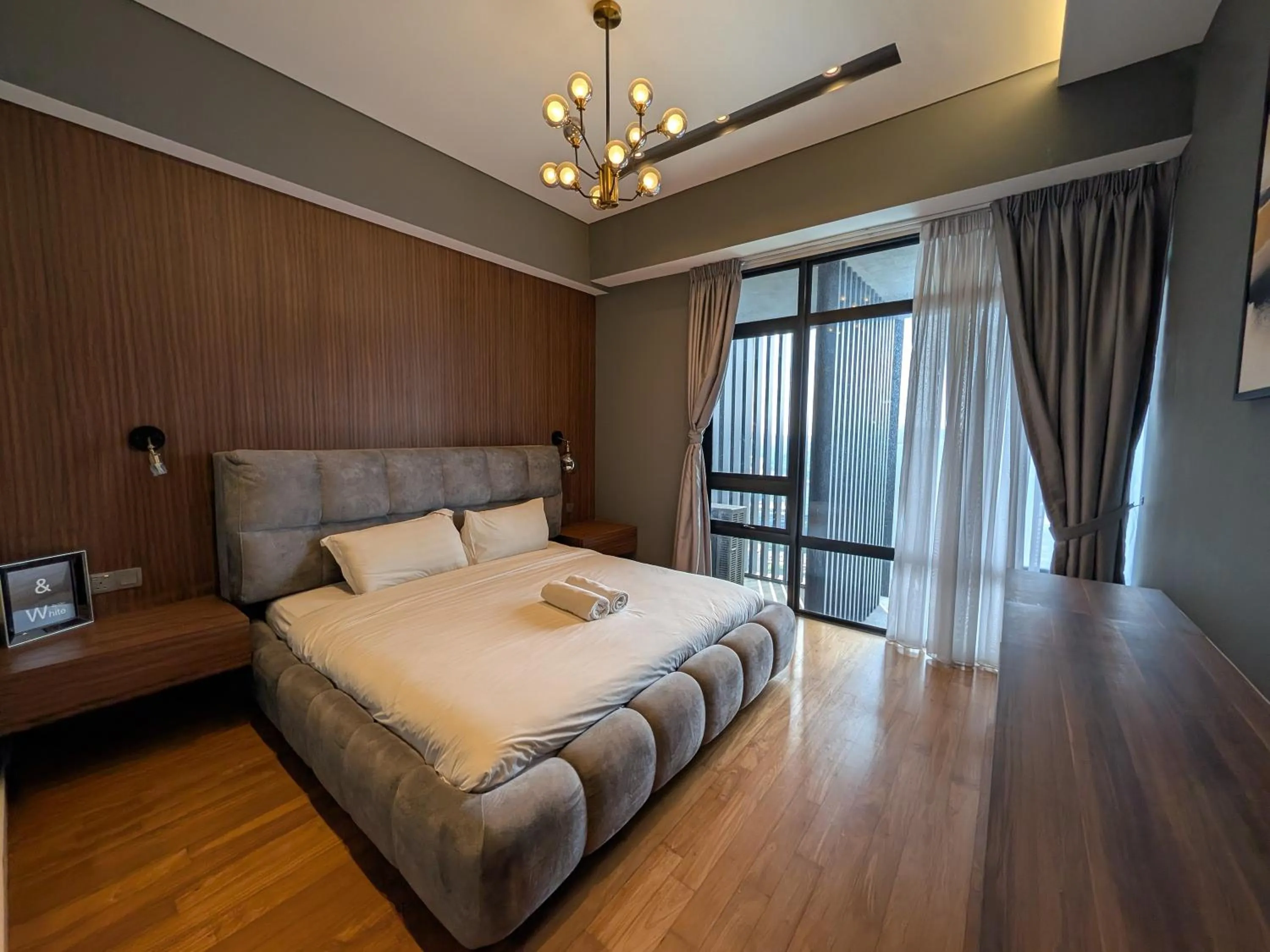 Bed in Leo Guesthouse at Anggun Residence Suite