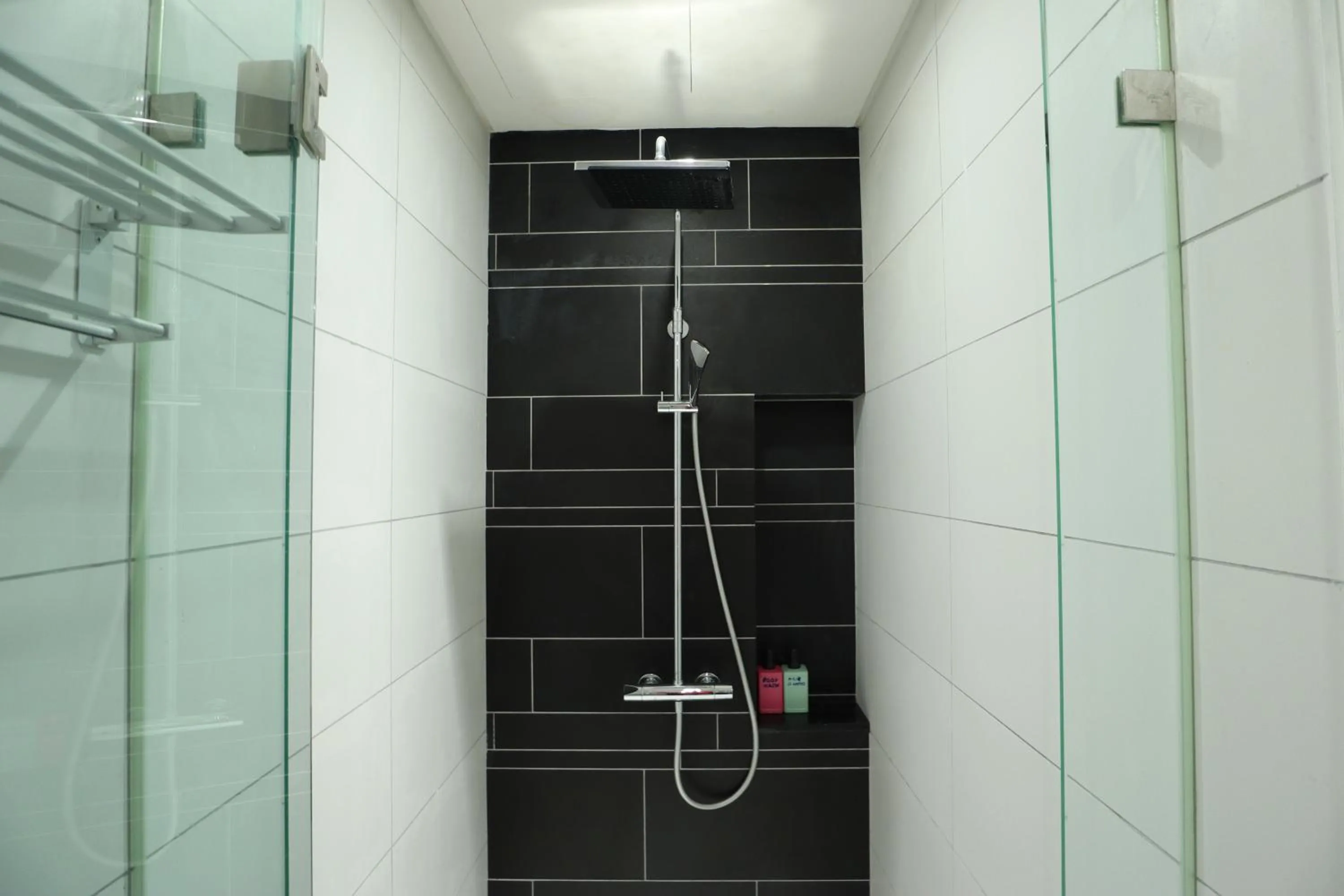 Bathroom in Leo Guesthouse at Anggun Residence Suite