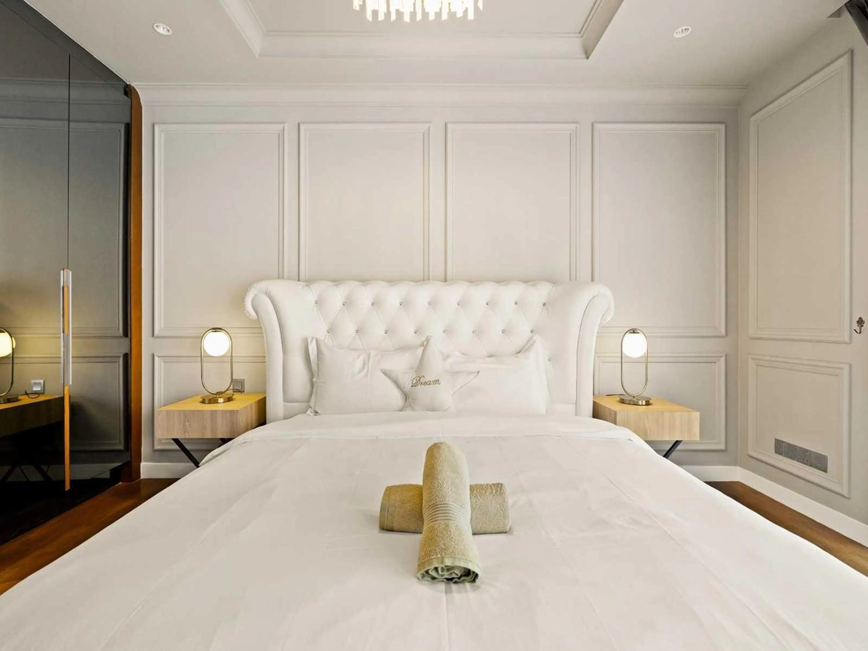 Bedroom, Bed in Leo Guesthouse at Anggun Residence Suite