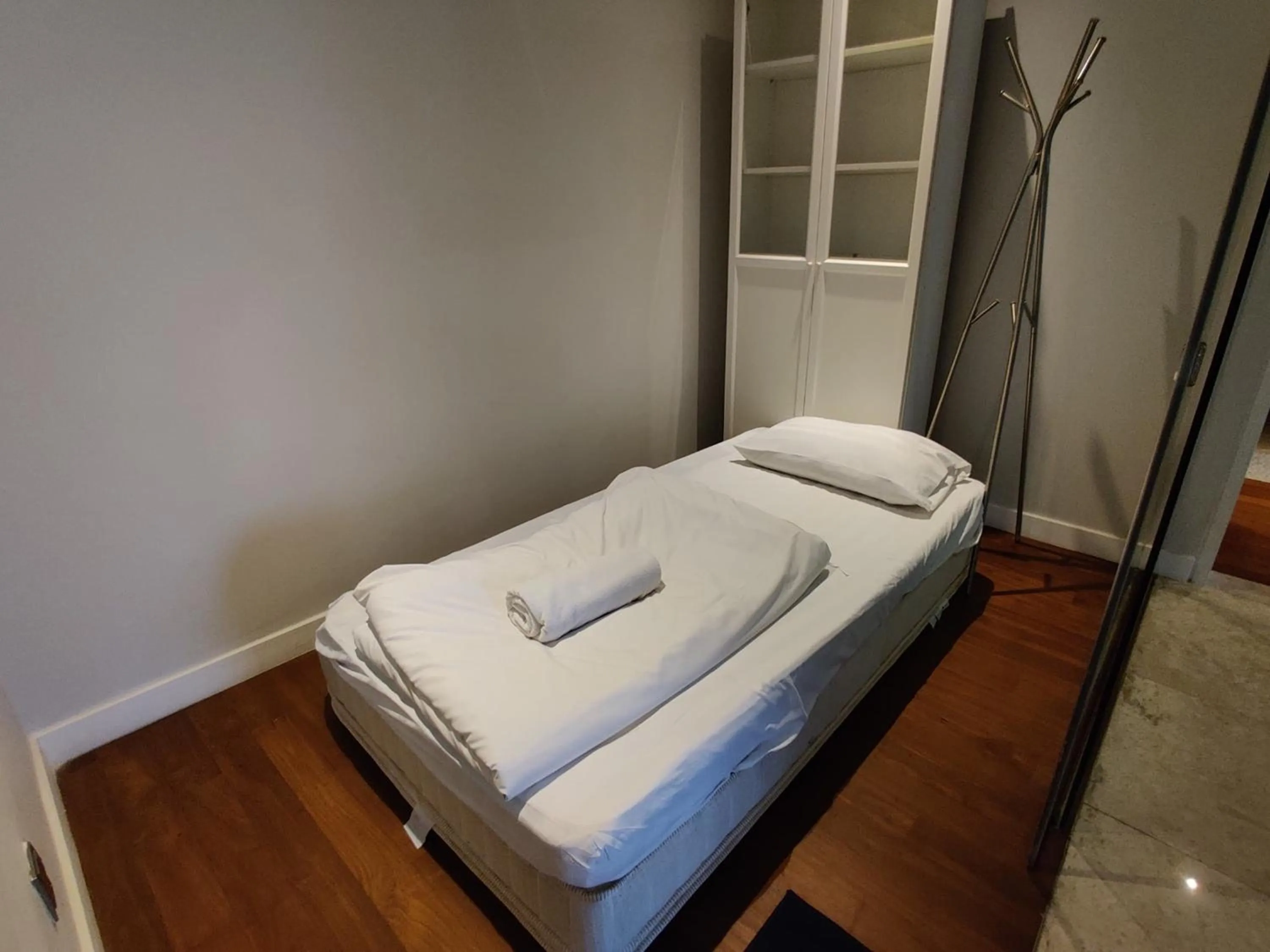 Bed in Leo Guesthouse at Anggun Residence Suite