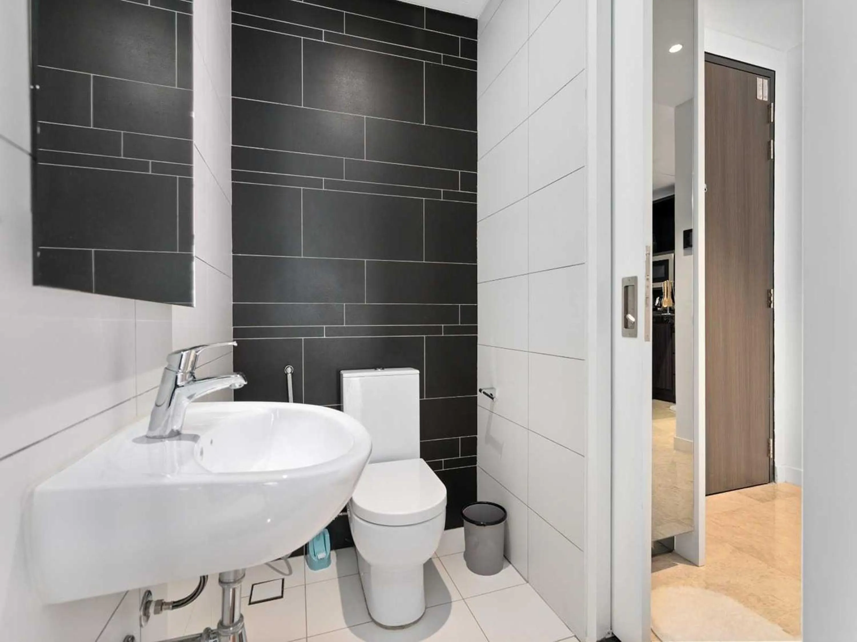 Bathroom in Leo Guesthouse at Anggun Residence Suite